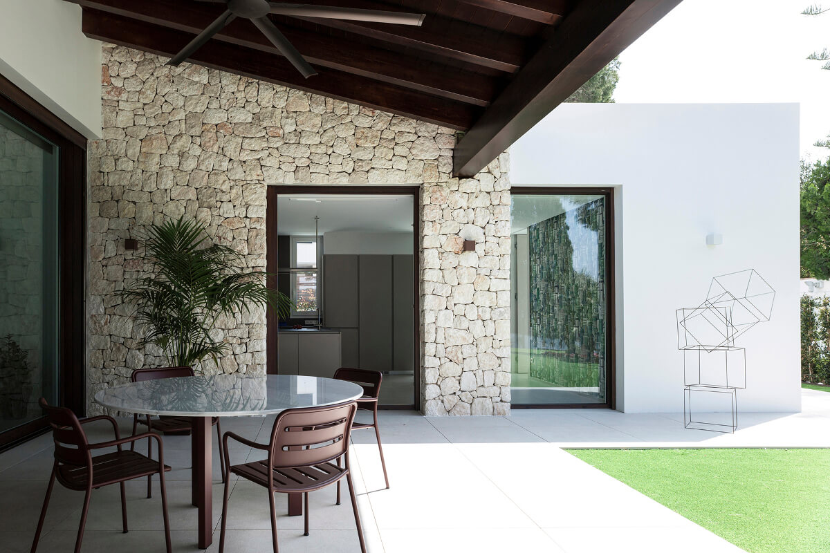 Cocina Santos abierta al porche y jardín
