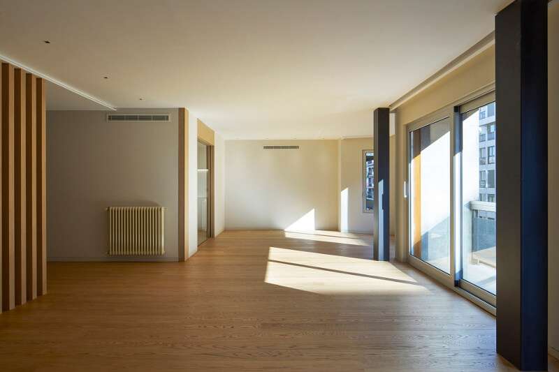 Couloir avec portes vitrées menant à la cuisine et au salon