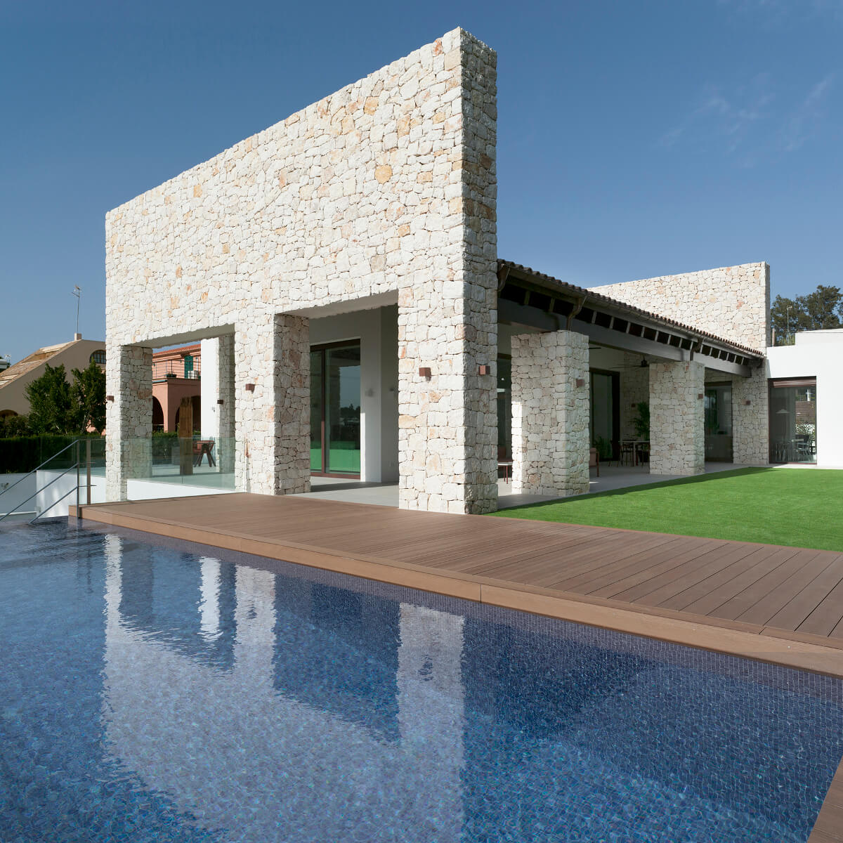Vivienda con piscina jardín y techos altos