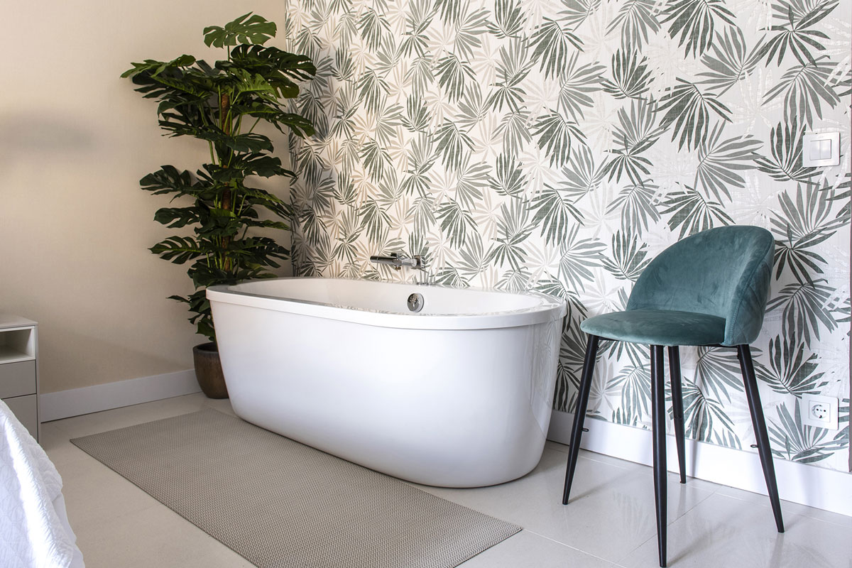 Bañera en apartamento turístico diseñado por Ana Montarelo