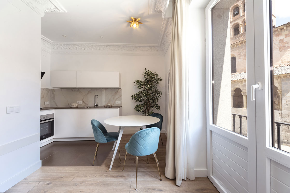 Cocina abierta Santos con balcón en apartamento turístico