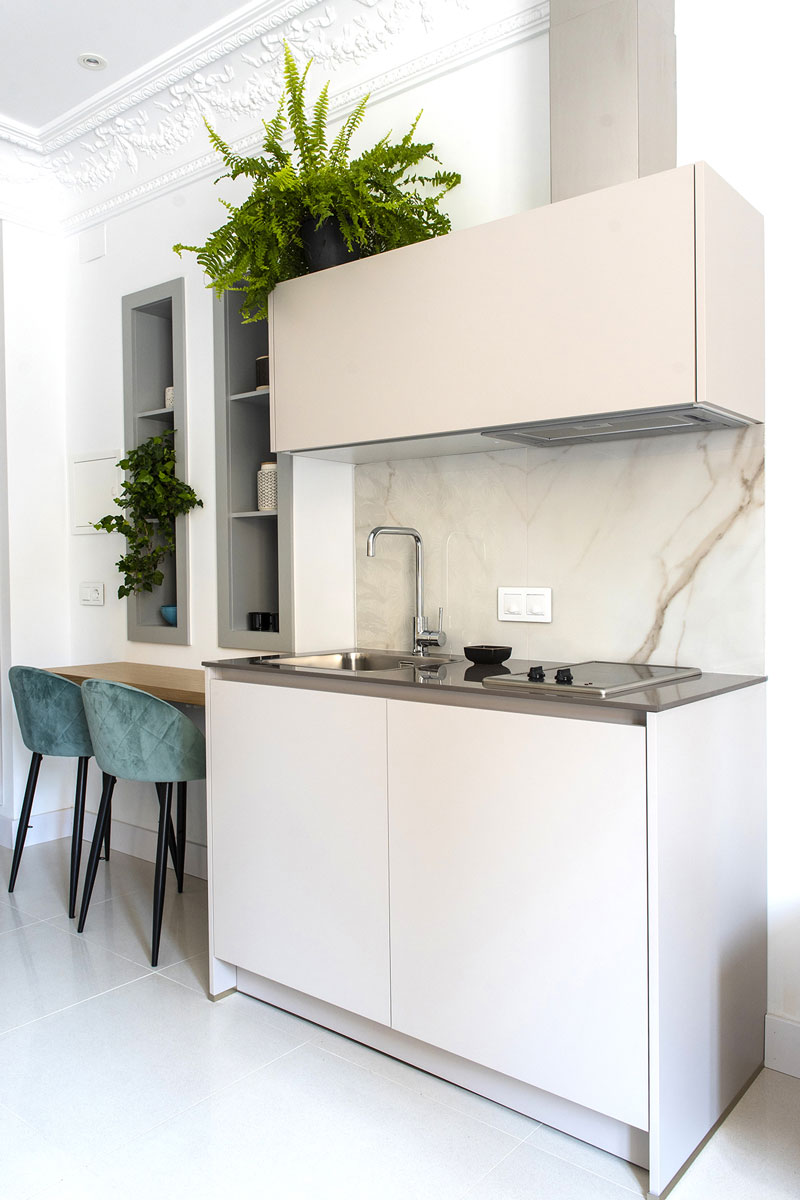 Cocina blanca abierta y funcional Santos