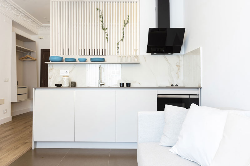 Cocina blanca y funcional Santos en apartamento turístico