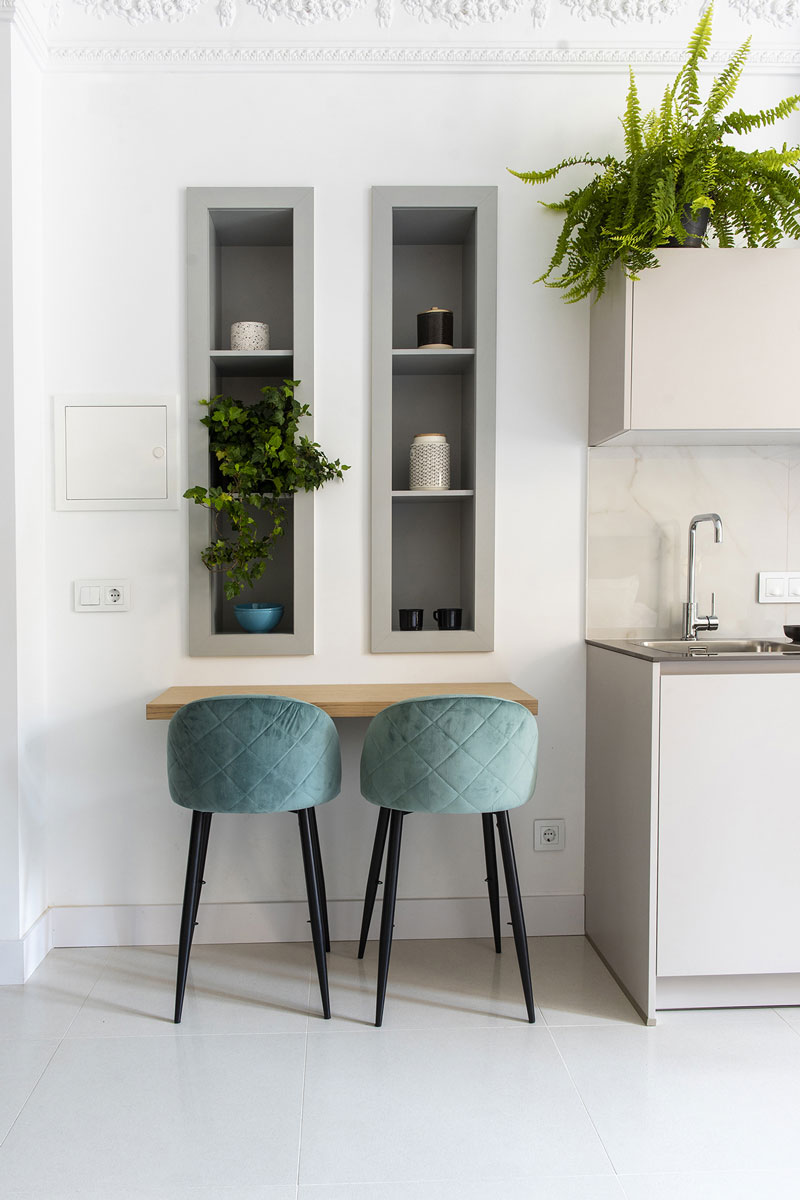 Comedor con mesa y silla en terciopelo