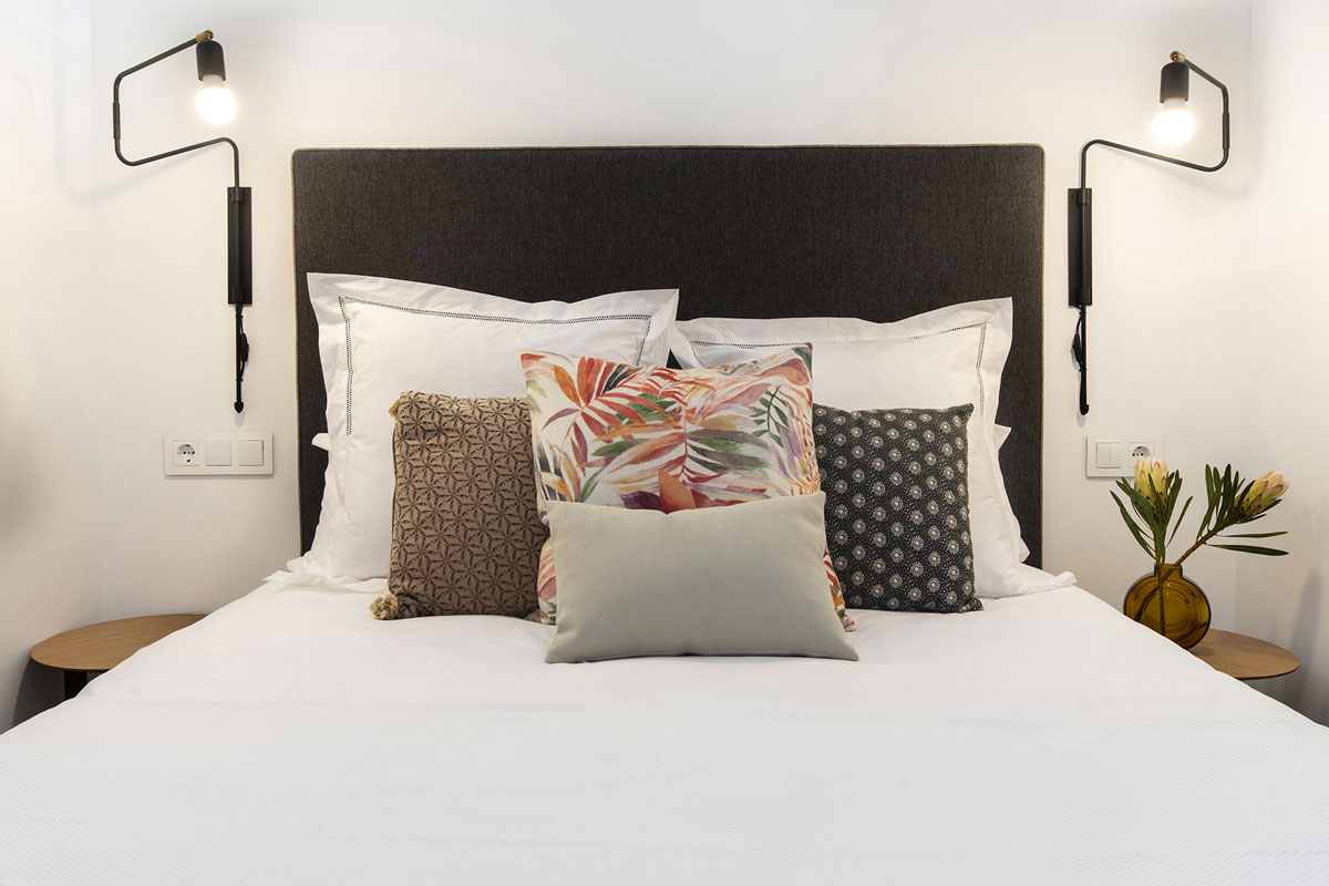 Dormitorio blanco y marrón en apartamento vacacional