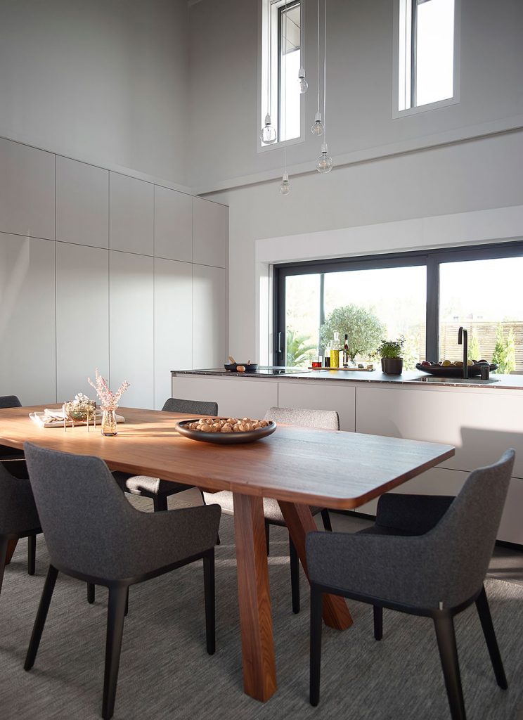 mesa-cocina-madera-en-cocina-blanca-santos