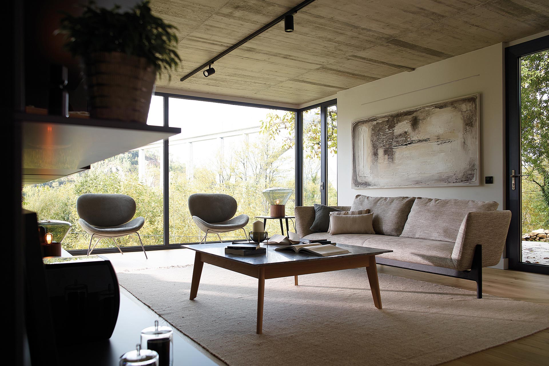 muebles-salon-con-mesa-y-armarios-altos-santos