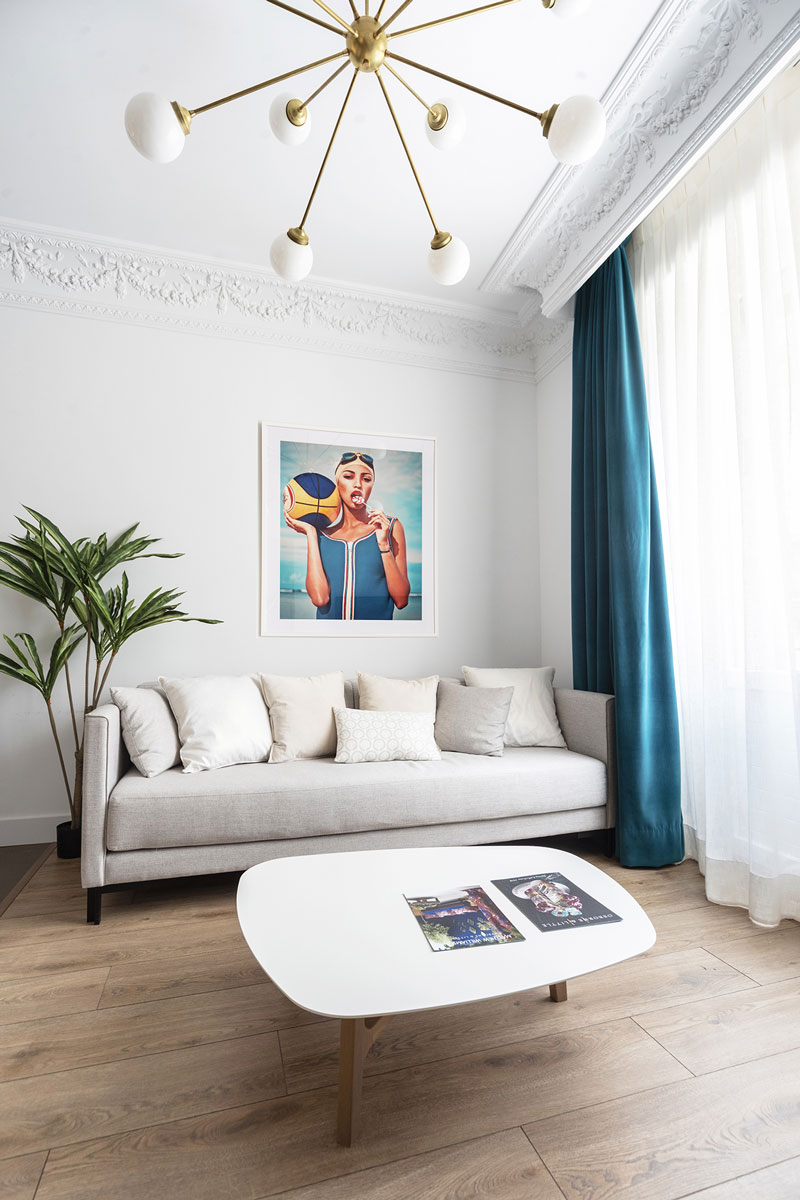 Witte en lichte zitkamer in toeristenappartement