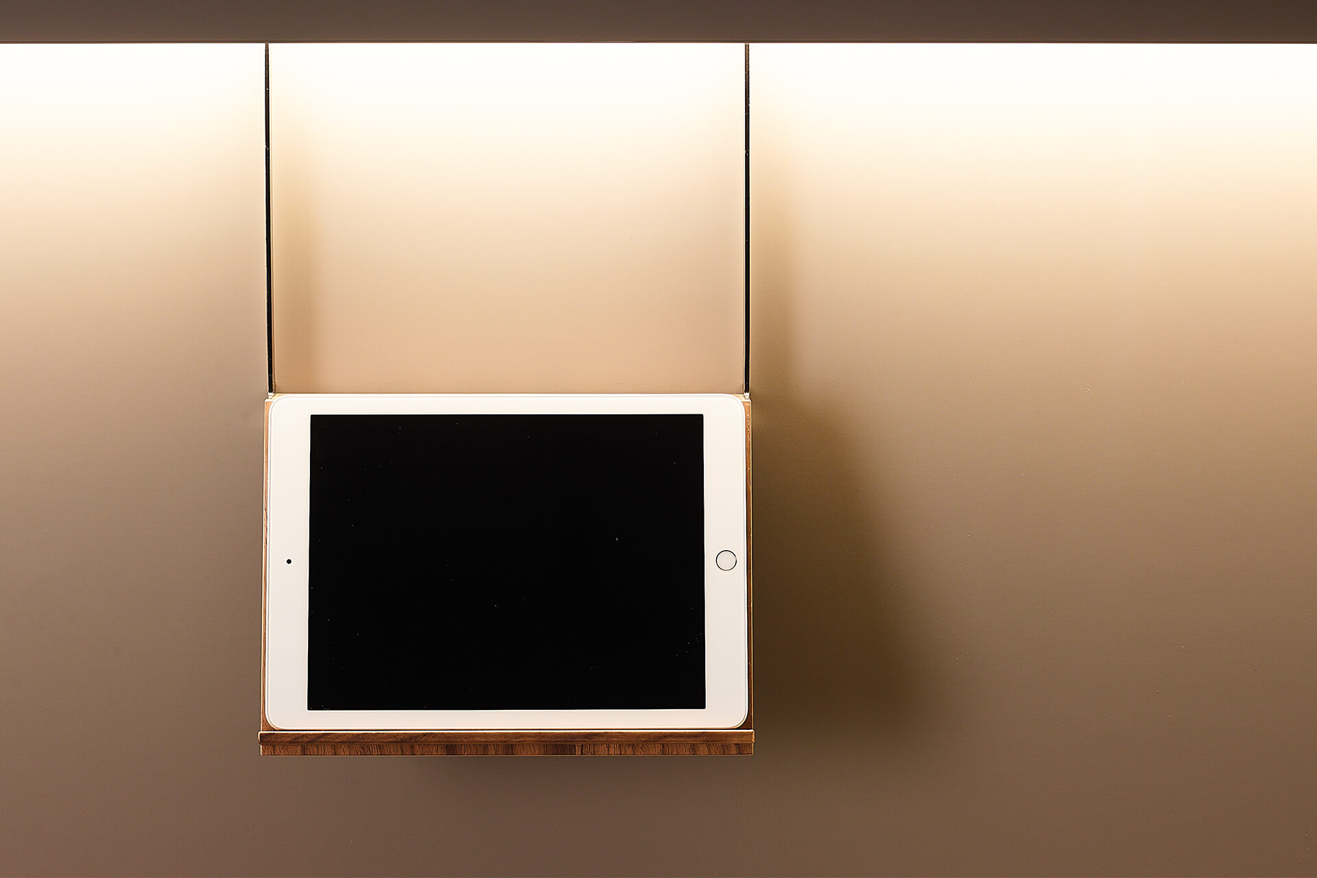 soporte-colgante-tablet-libro-madera-santos