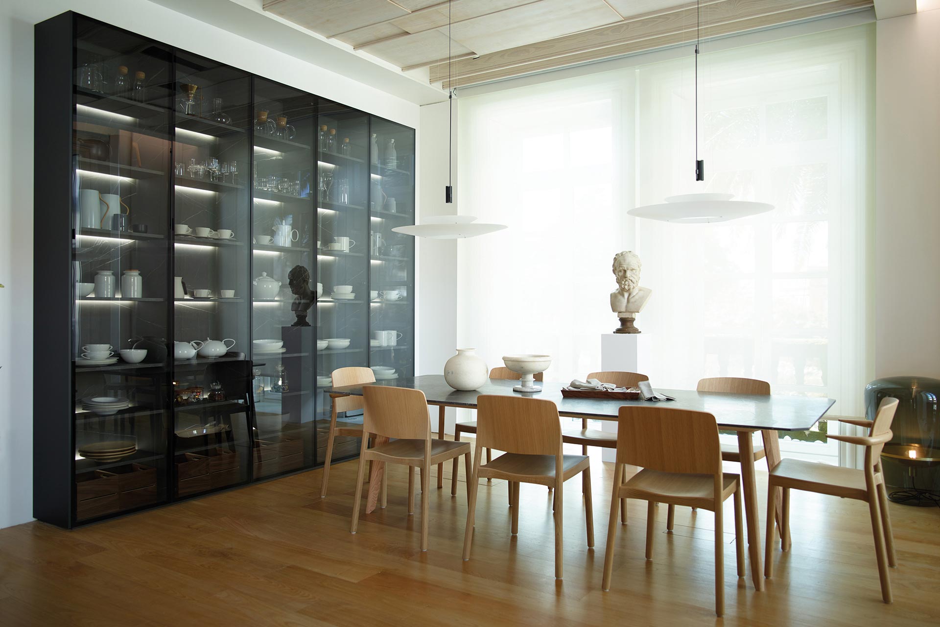 vitrina-negra-cocina-contigua-salon-santos