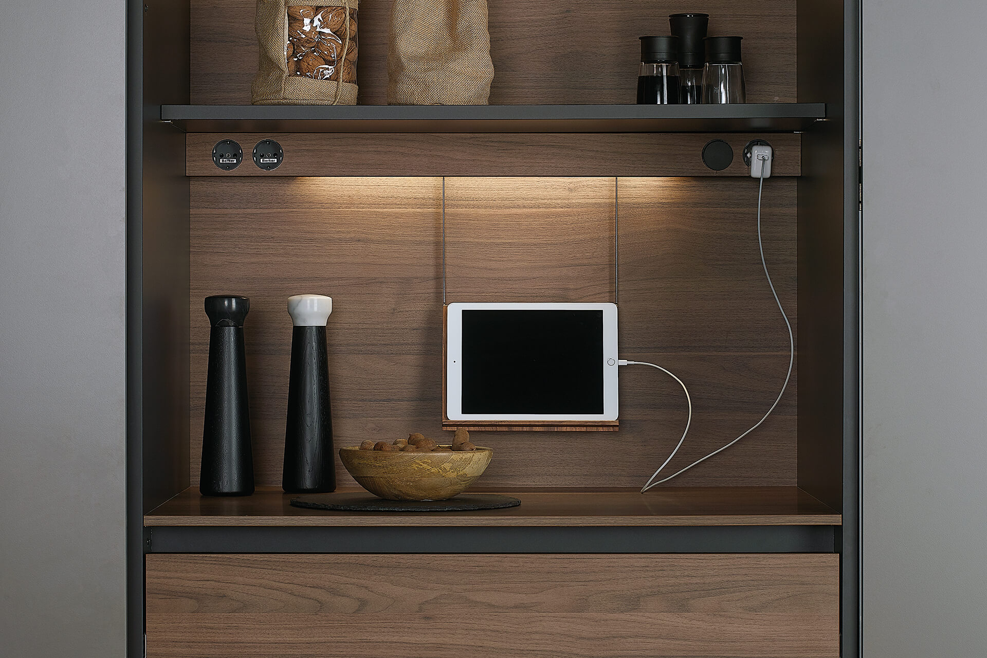 zona-trabajo-luz-enchufes-accesorios-cocina-santos