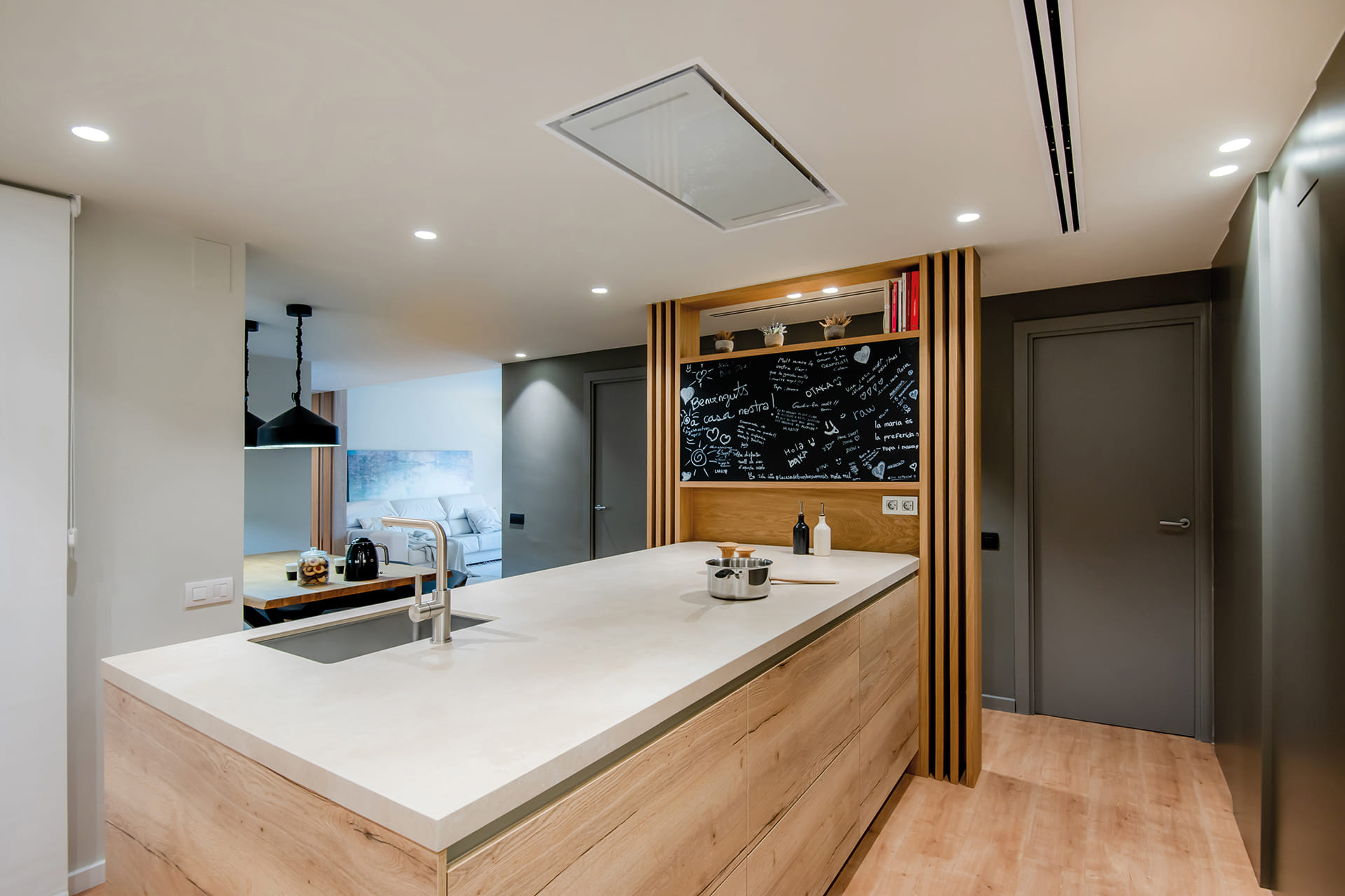 Cocina blanco y madera con península