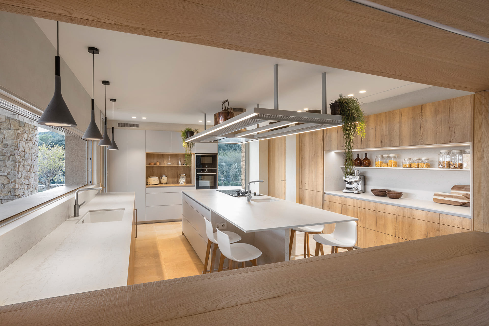 Cocina con isla y acabado madera Santos