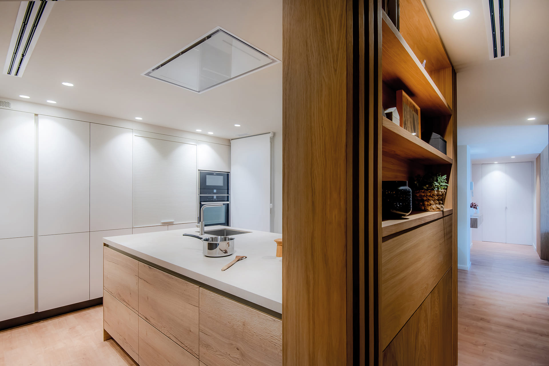 Cocina con mueble separador de madera