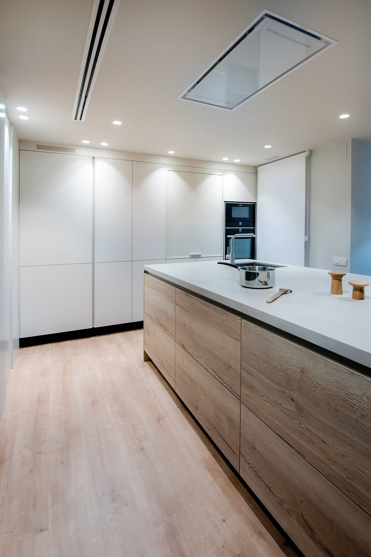 Cocina con península blanco y madera Santos