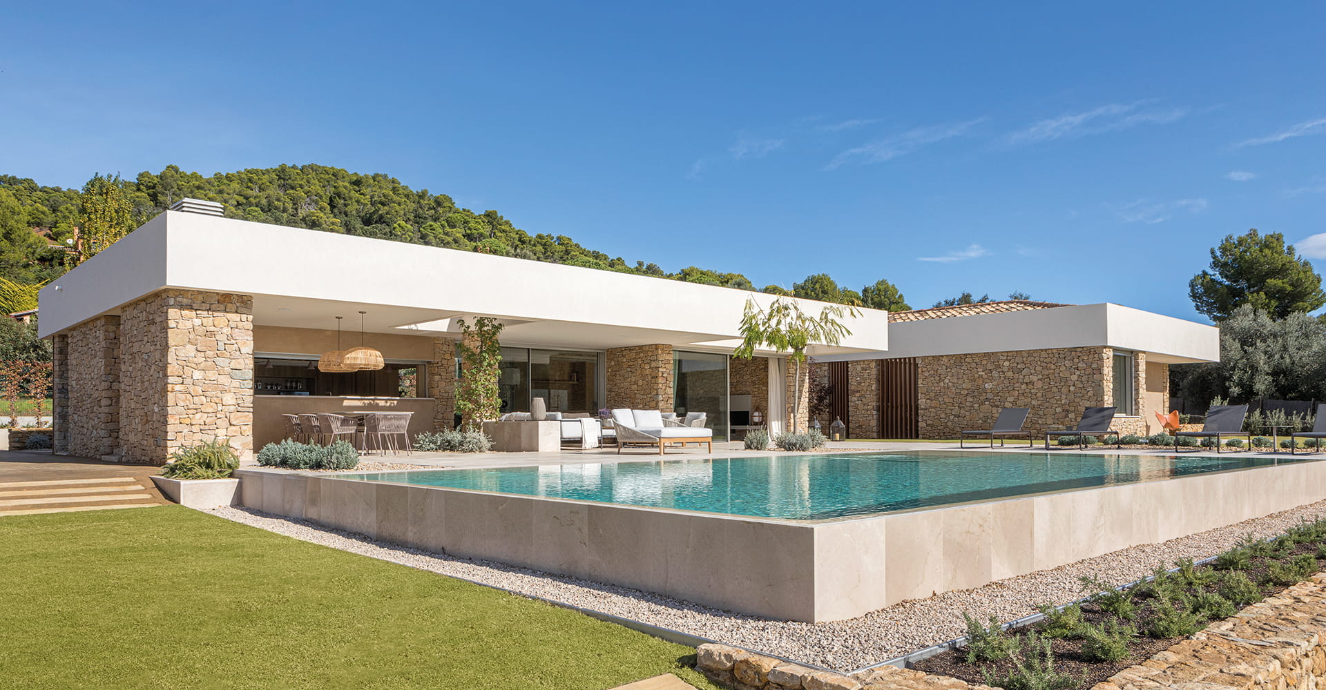 Exterior vivienda con piscina