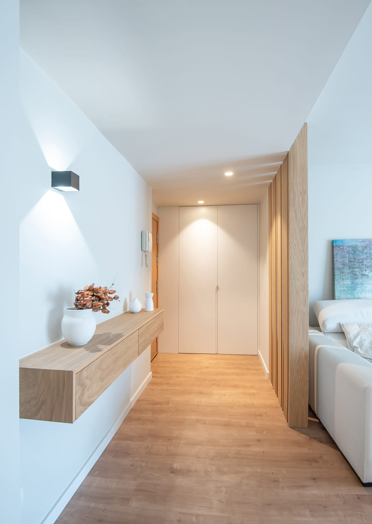 Hall con mueble y suelo en madera