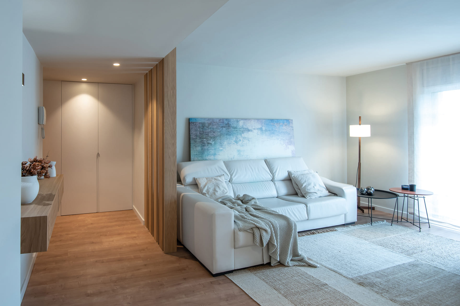 Living area and entrance in white and wood