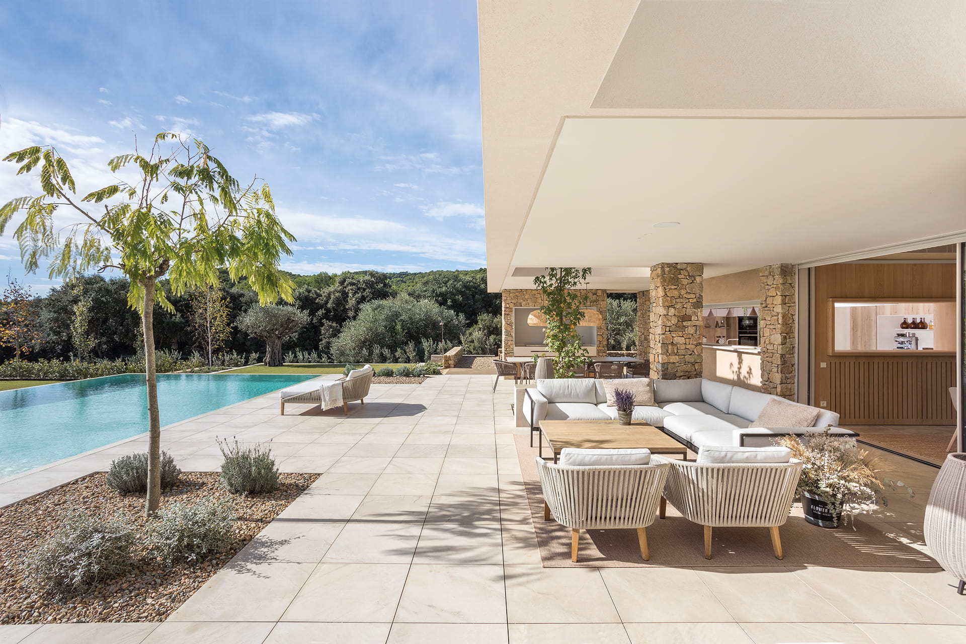Vivienda abierta a piscina y jardín