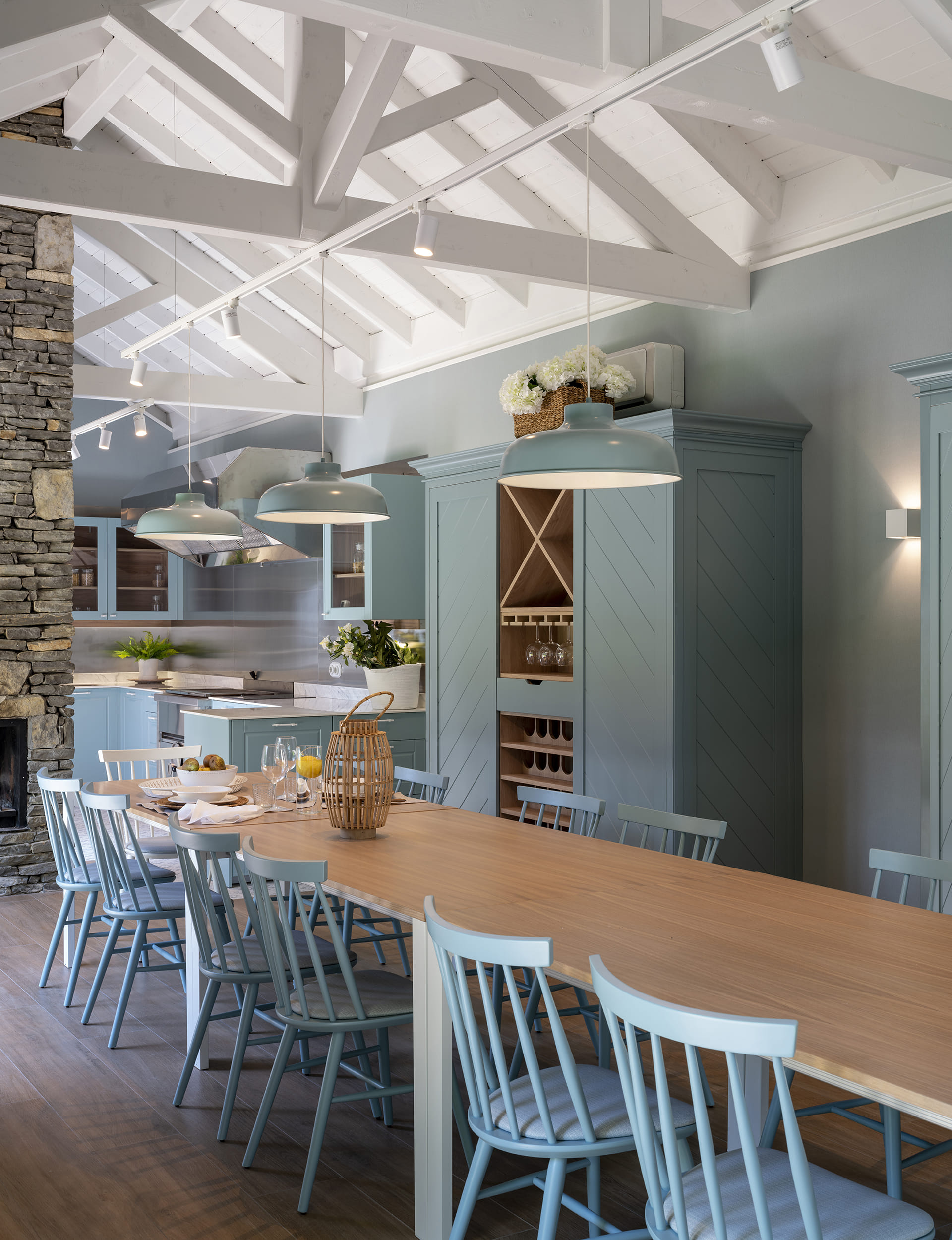 Grande salle à manger avec des meubles bleus et en bois