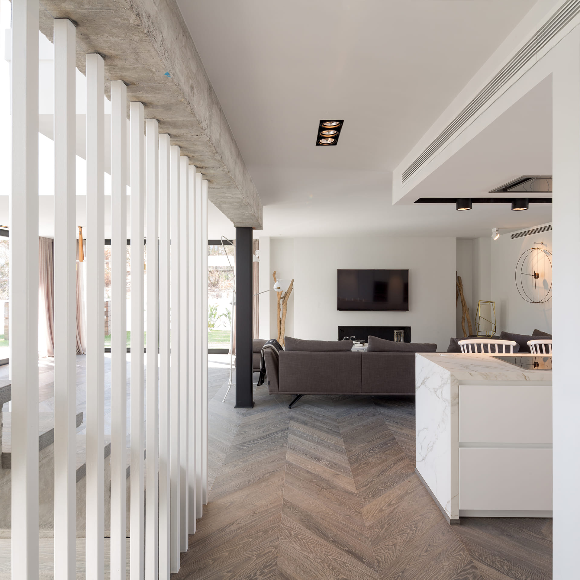 Cuisine ouverte sur le salon dans une maison secondaire