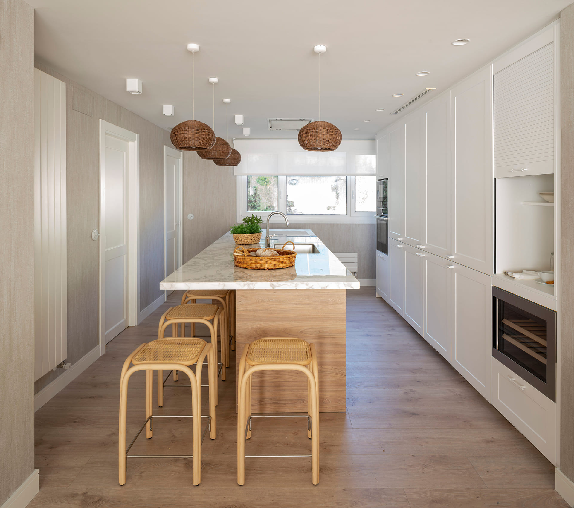 Cuisine blanche avec îlot et lampes suspendues