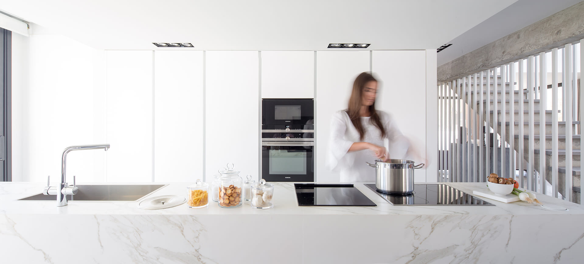 Cuisine blanche Santos dans une maison secondaire
