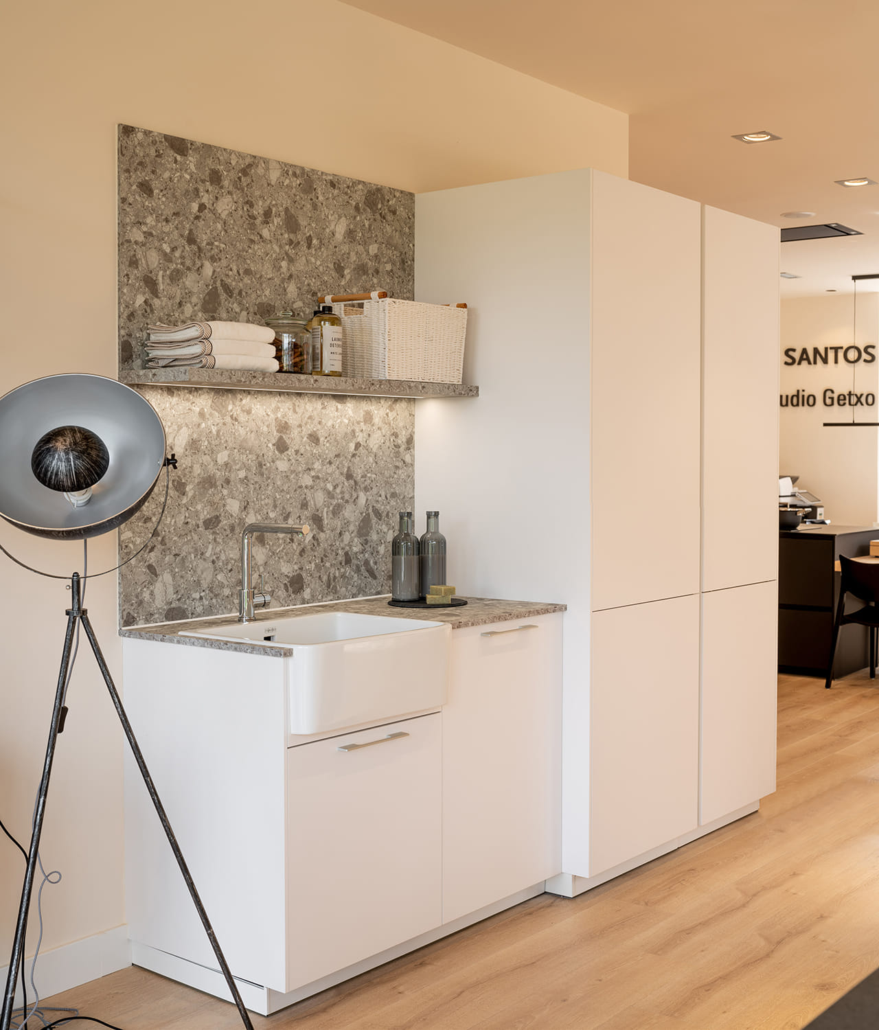 Cuisine blanche avec finition en pierre de Santos
