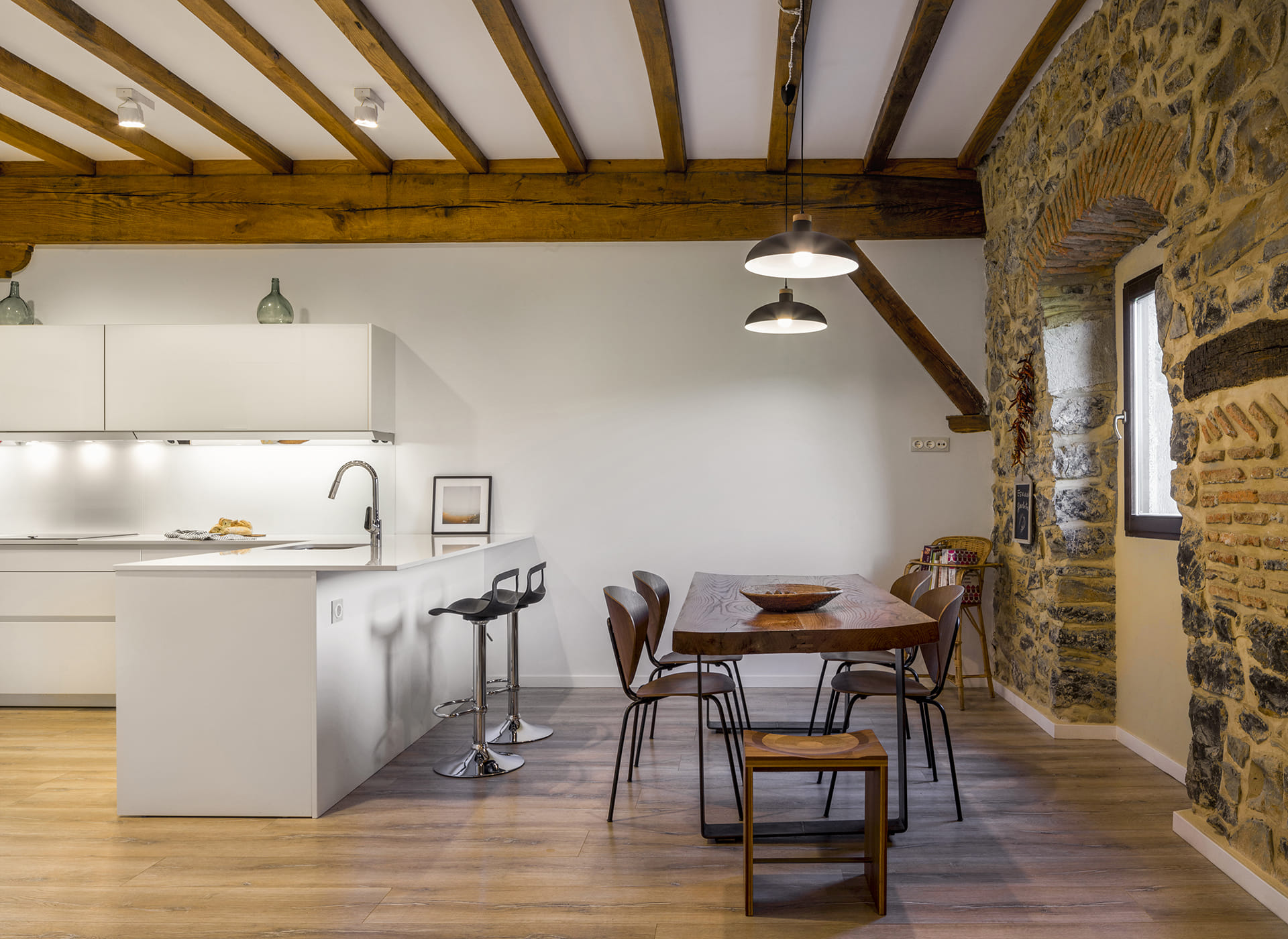 Cuisine blanche et salle à manger avec table en bois