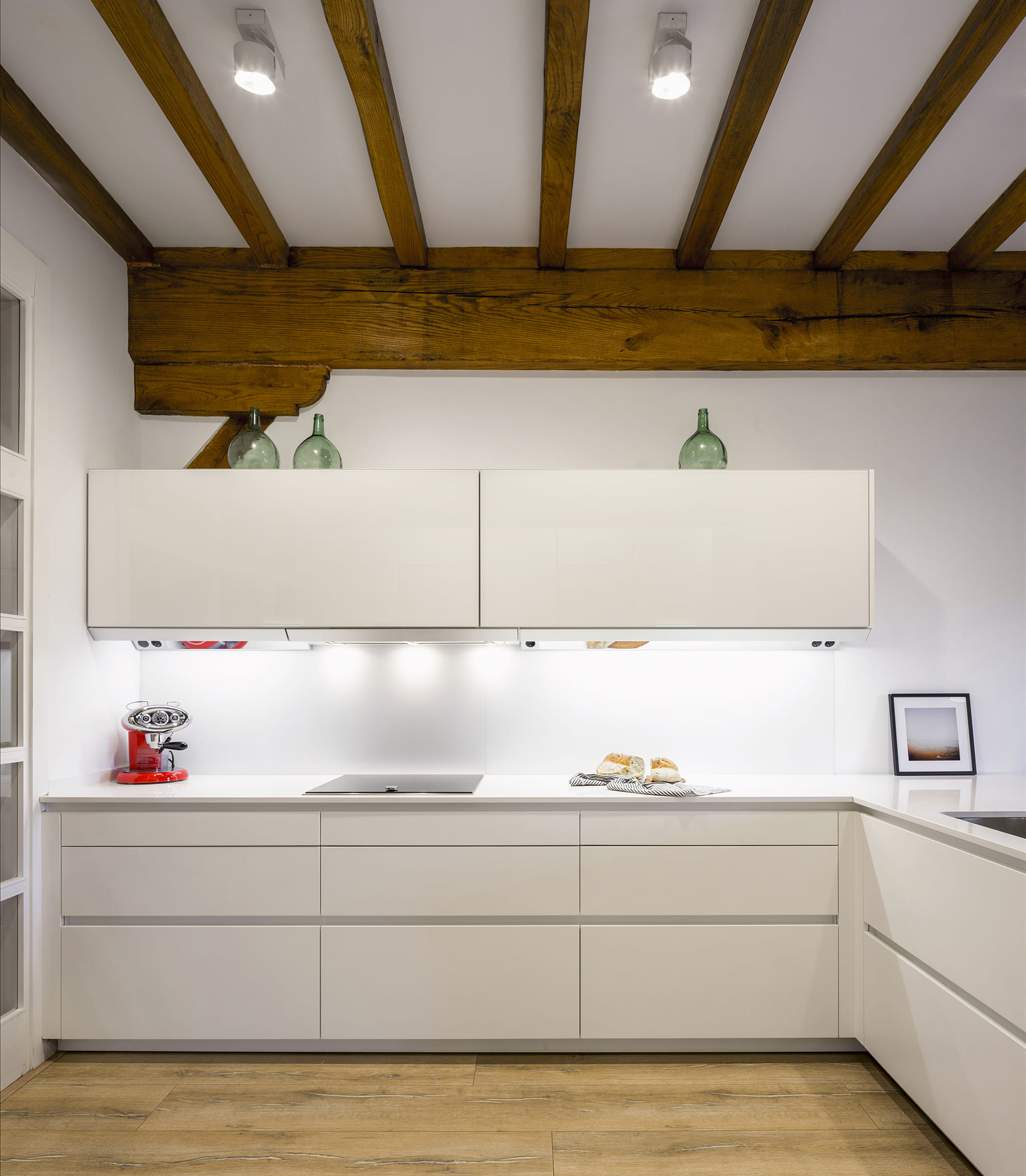 Cuisine blanche et plafond en bois