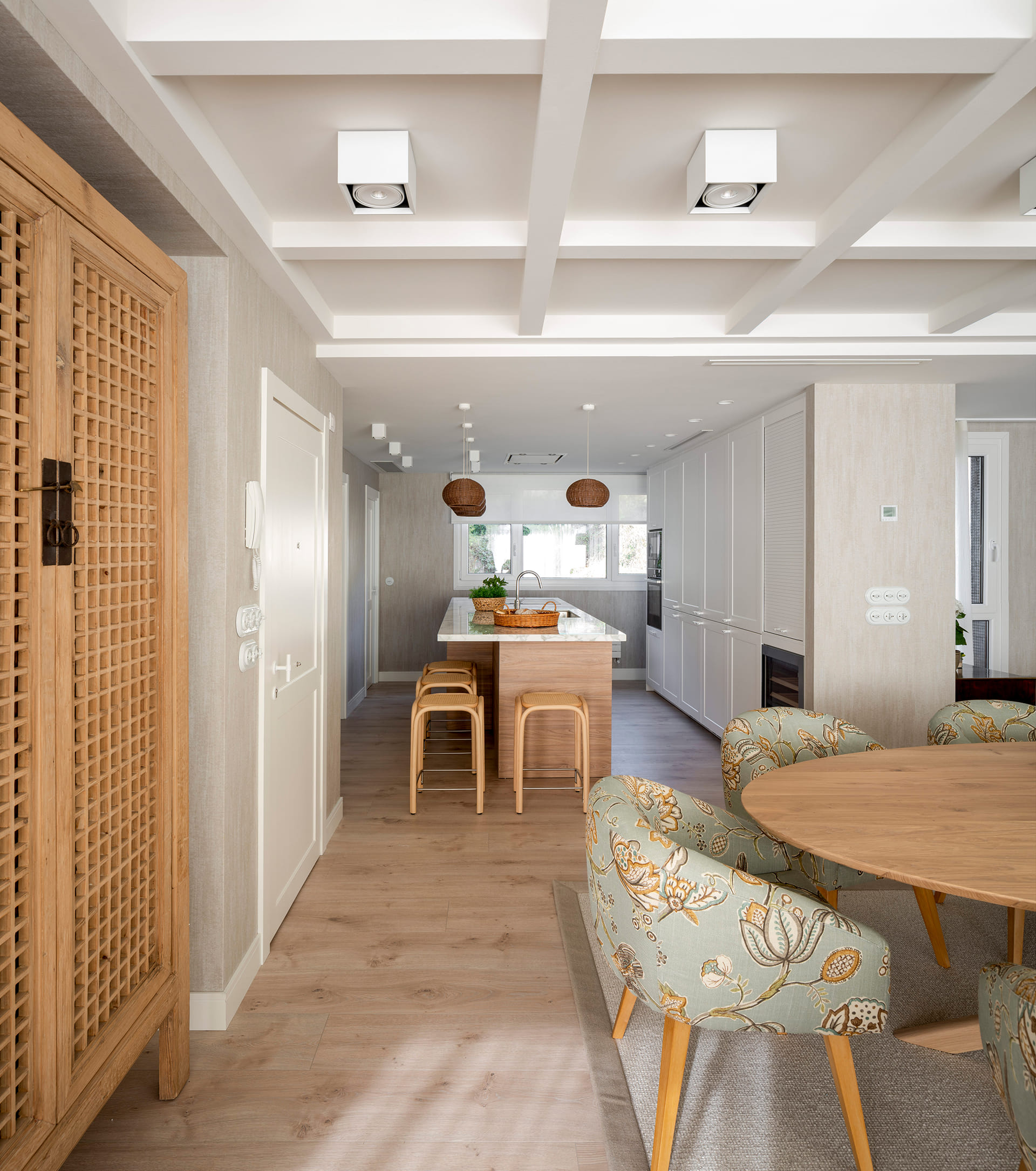 Cuisine ouverte avec îlot dans un duplex
