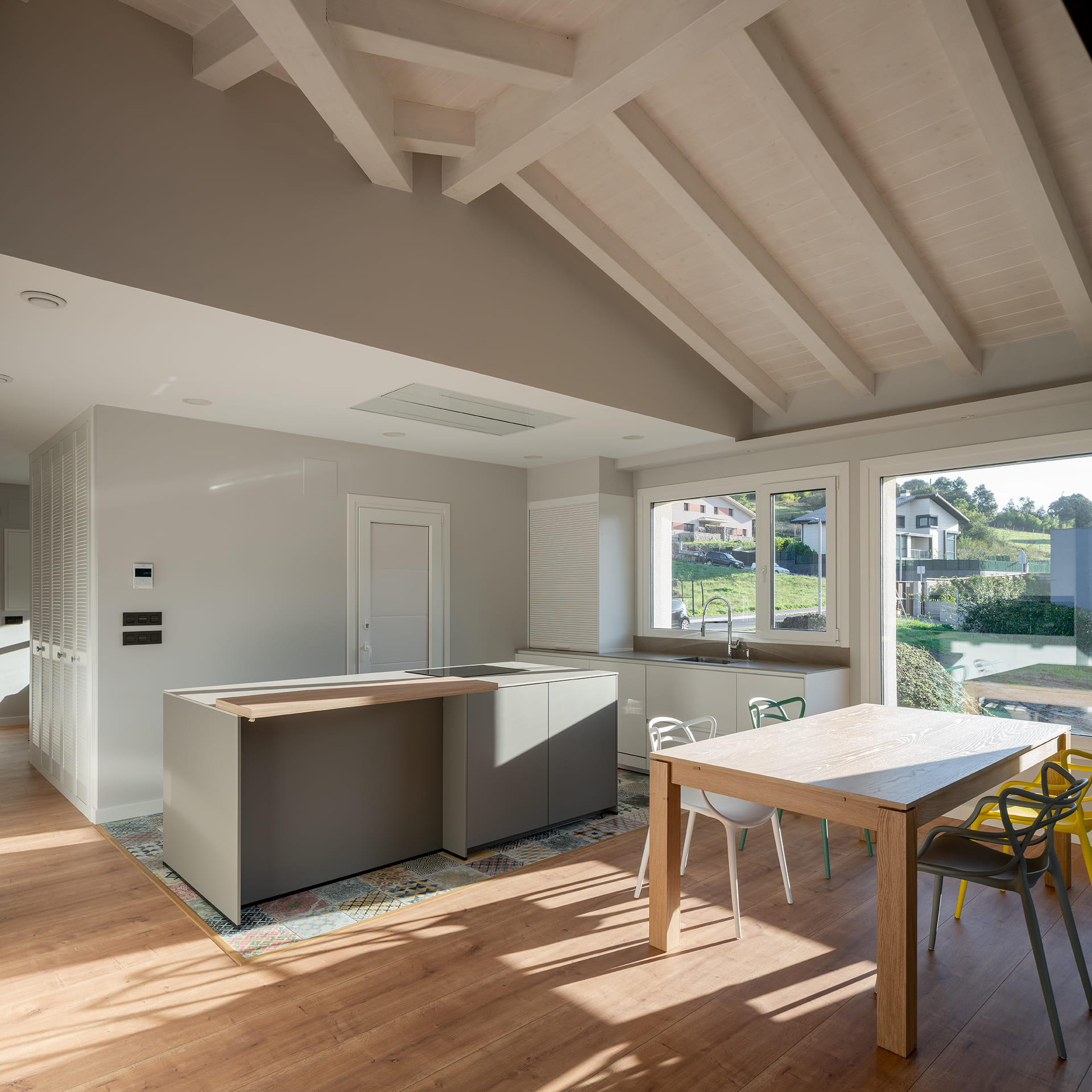 Cuisine avec îlot Santos et carrelage en mosaïque