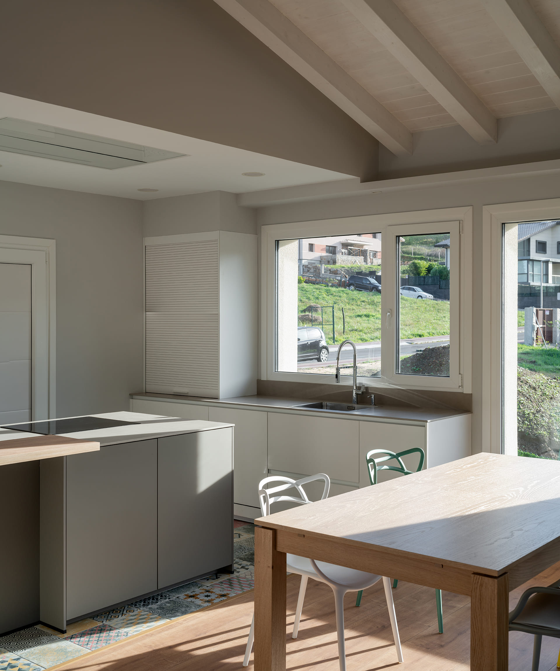 Une cuisine avec îlot et table en bois