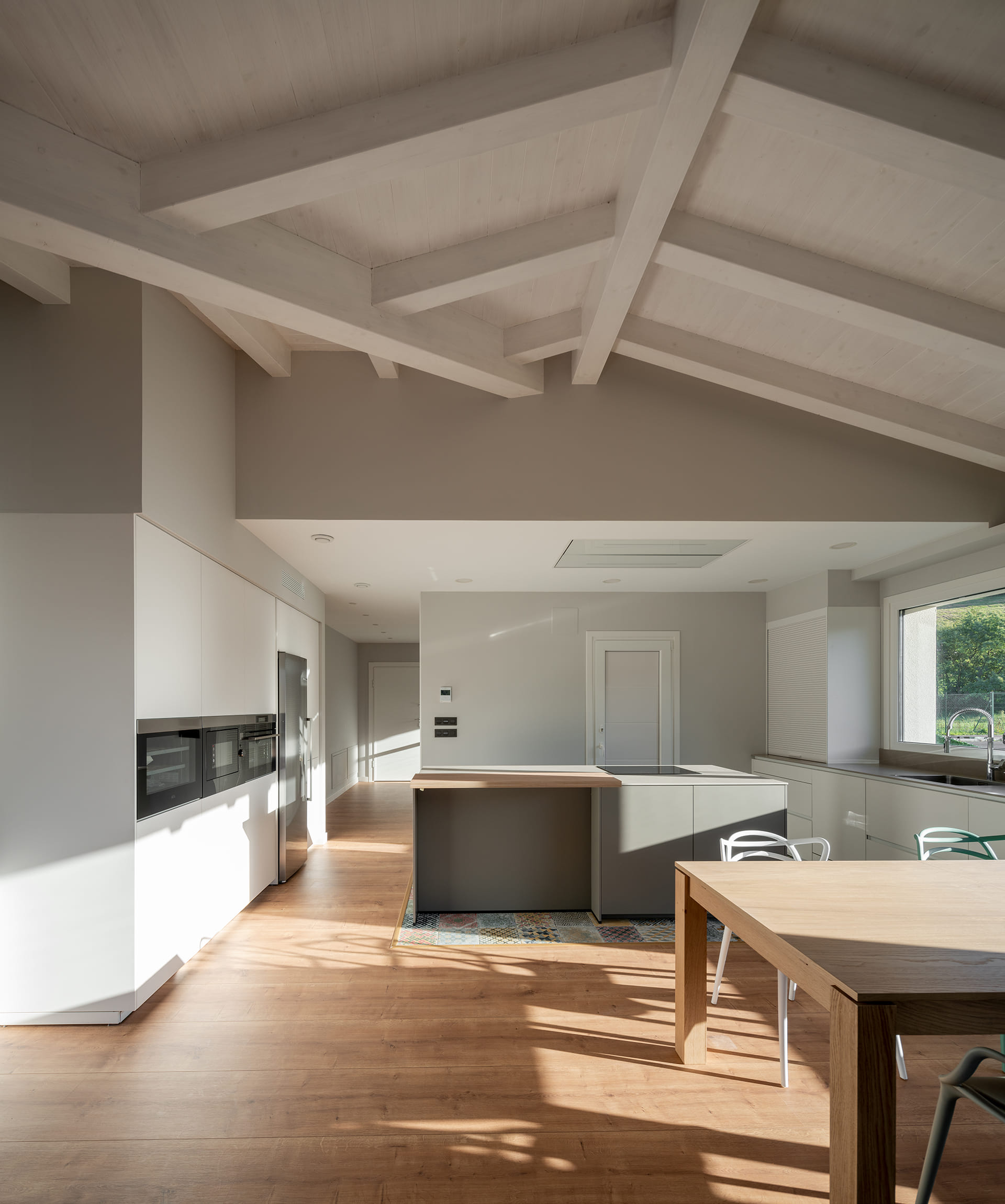 Cuisine avec meubles et plancher en bois