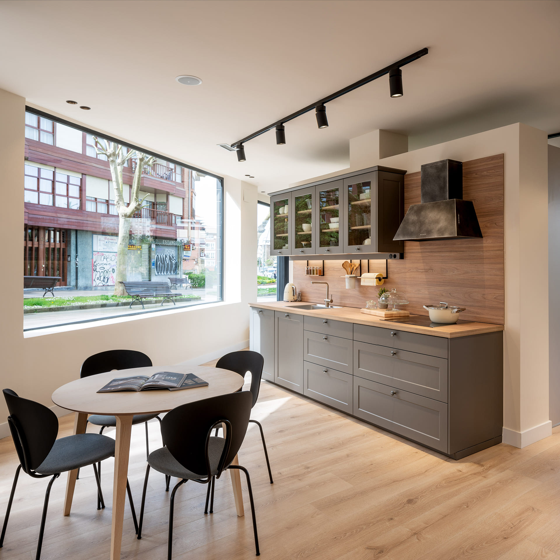 Cuisine linéaire avec table dans le showroom Santos