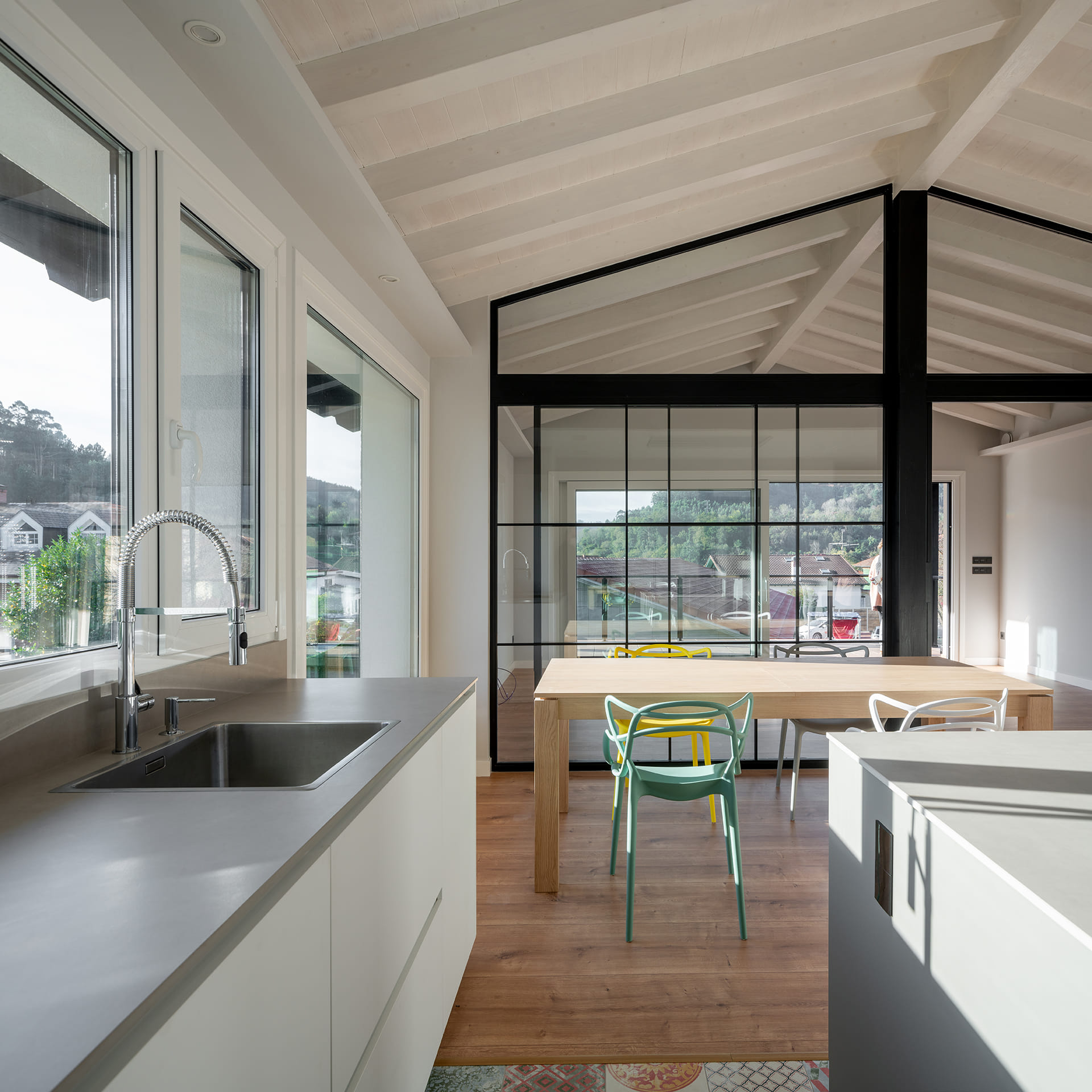 Cuisine et salle à manger avec porte coulissante