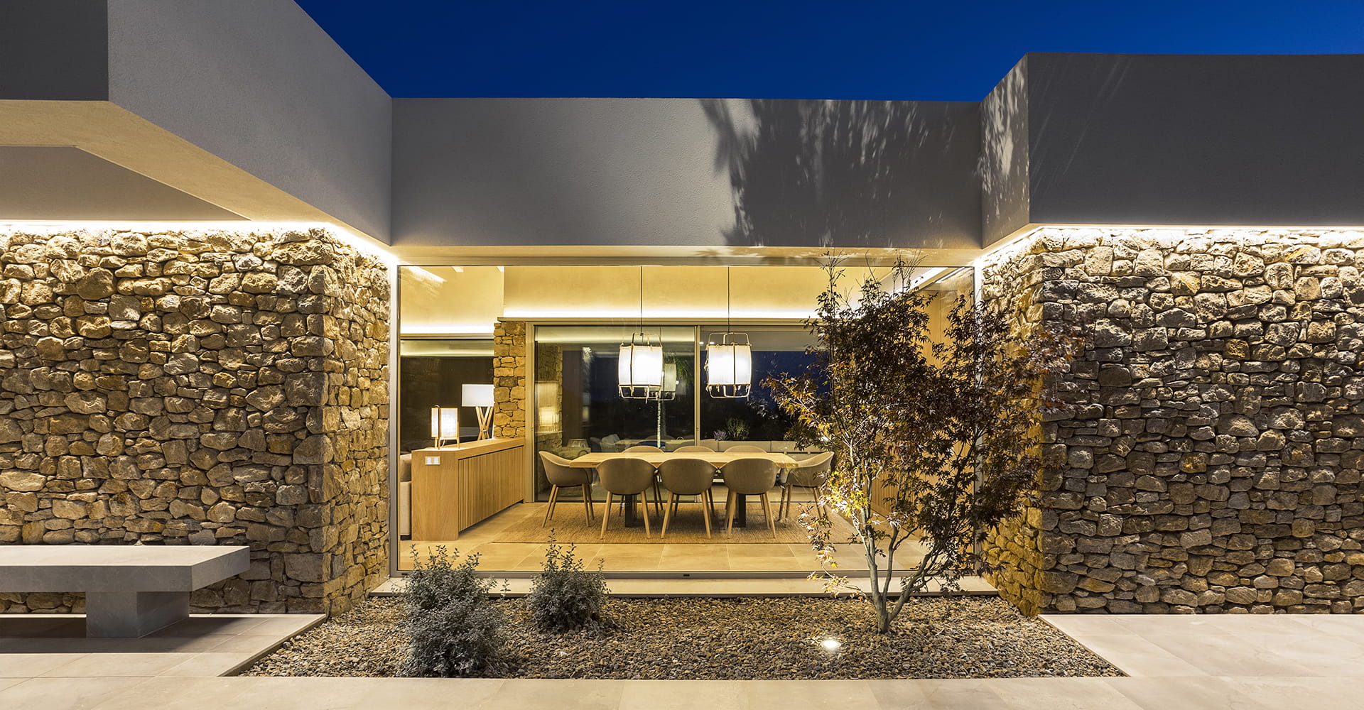 Ruime en lichte eetkamer met uitzicht op de tuin