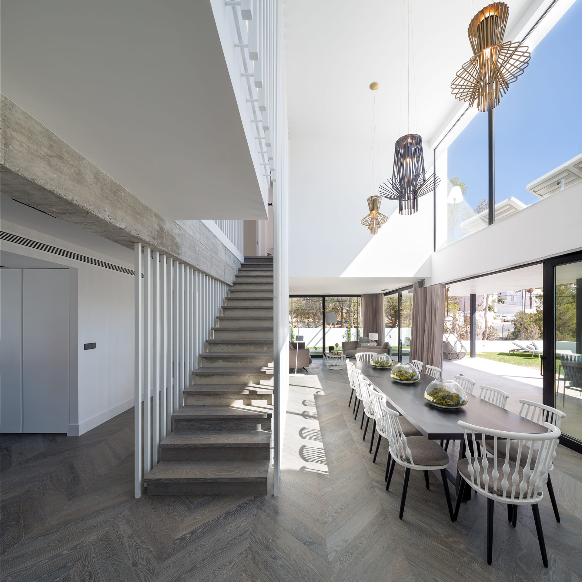 Salle à manger ouverte et lumineuse avec verrière