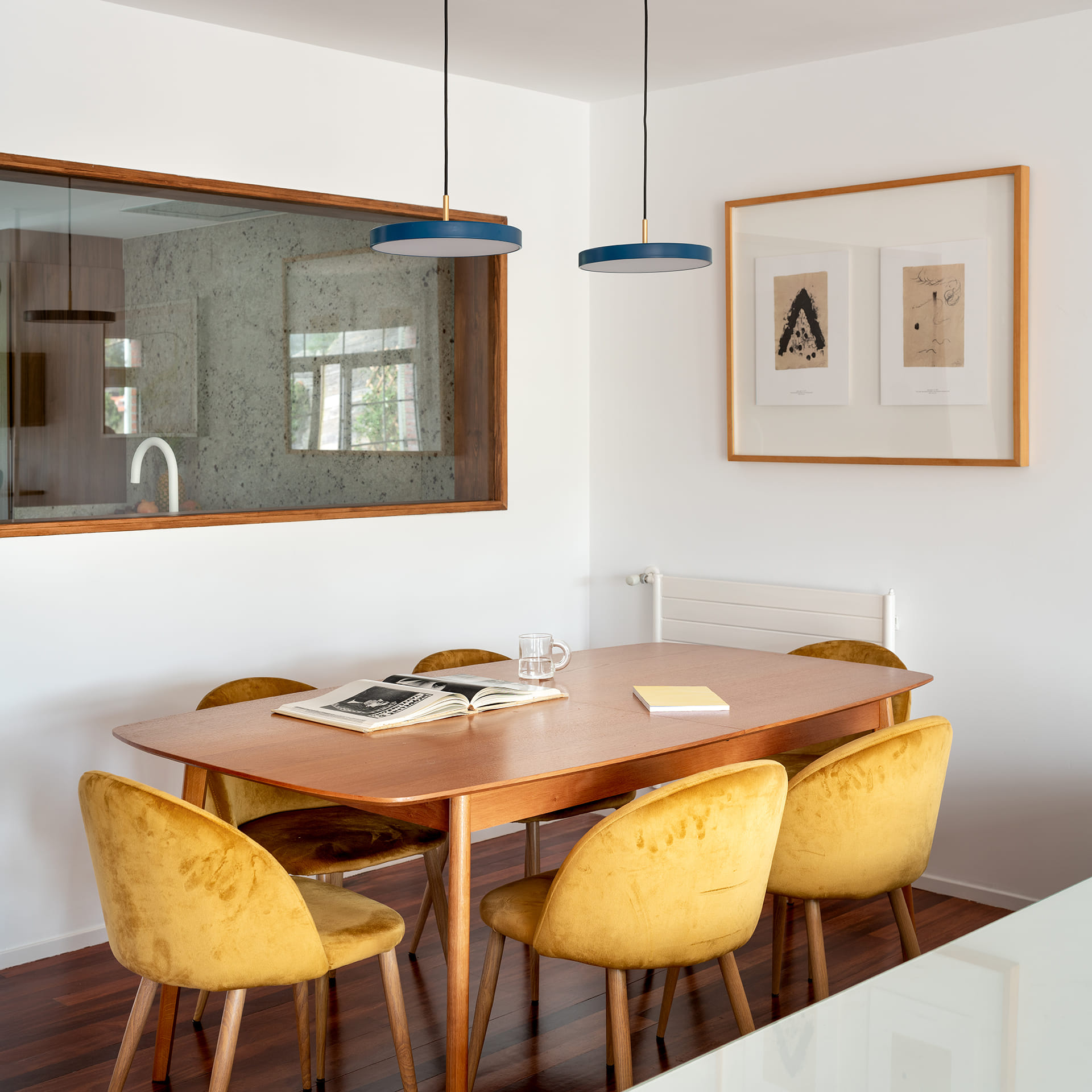 Salle à manger avec table en bois
