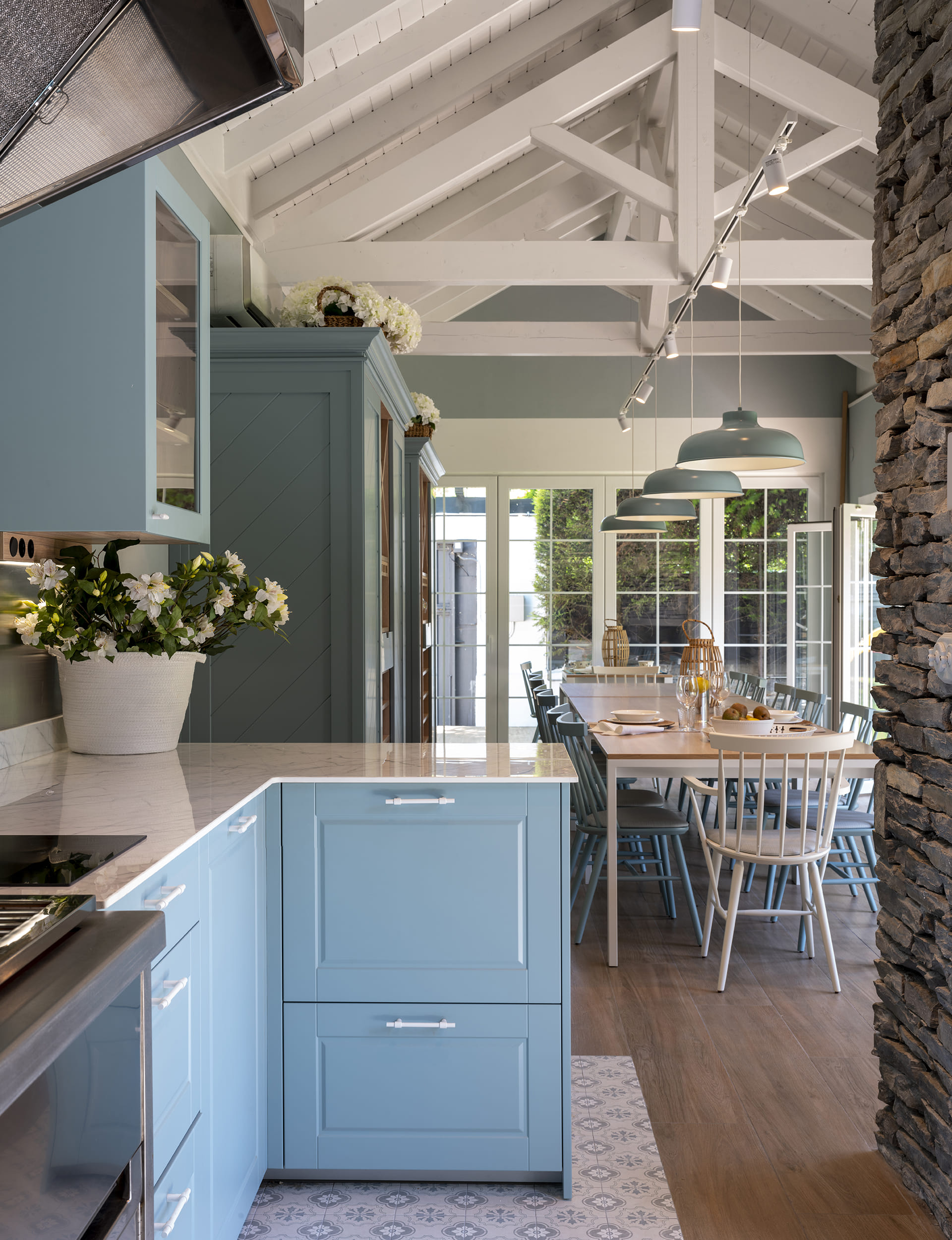 Cuisine avec table en bois et chaises bleues