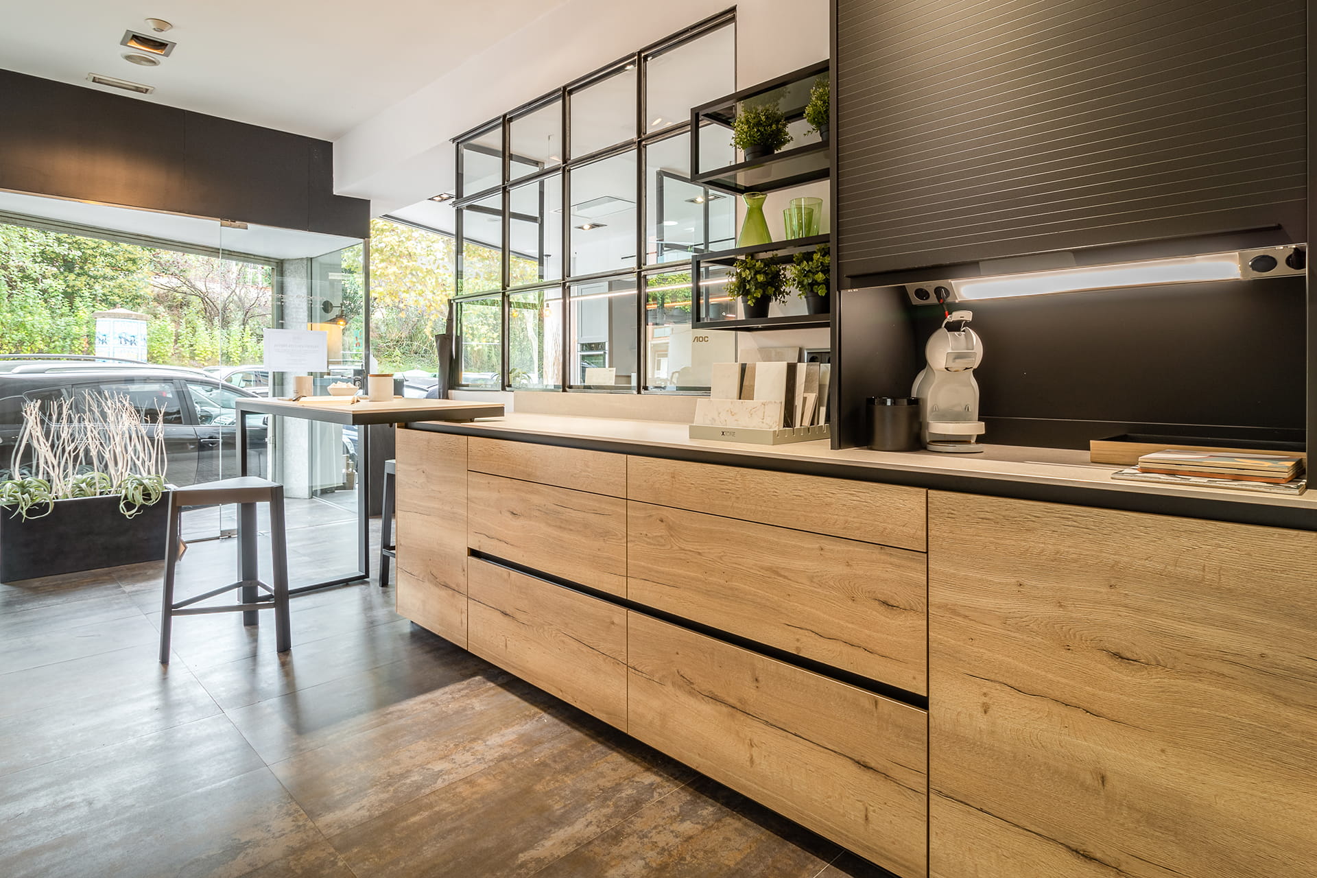 Cuisine en bois Santos dans un showroom à Barcelona