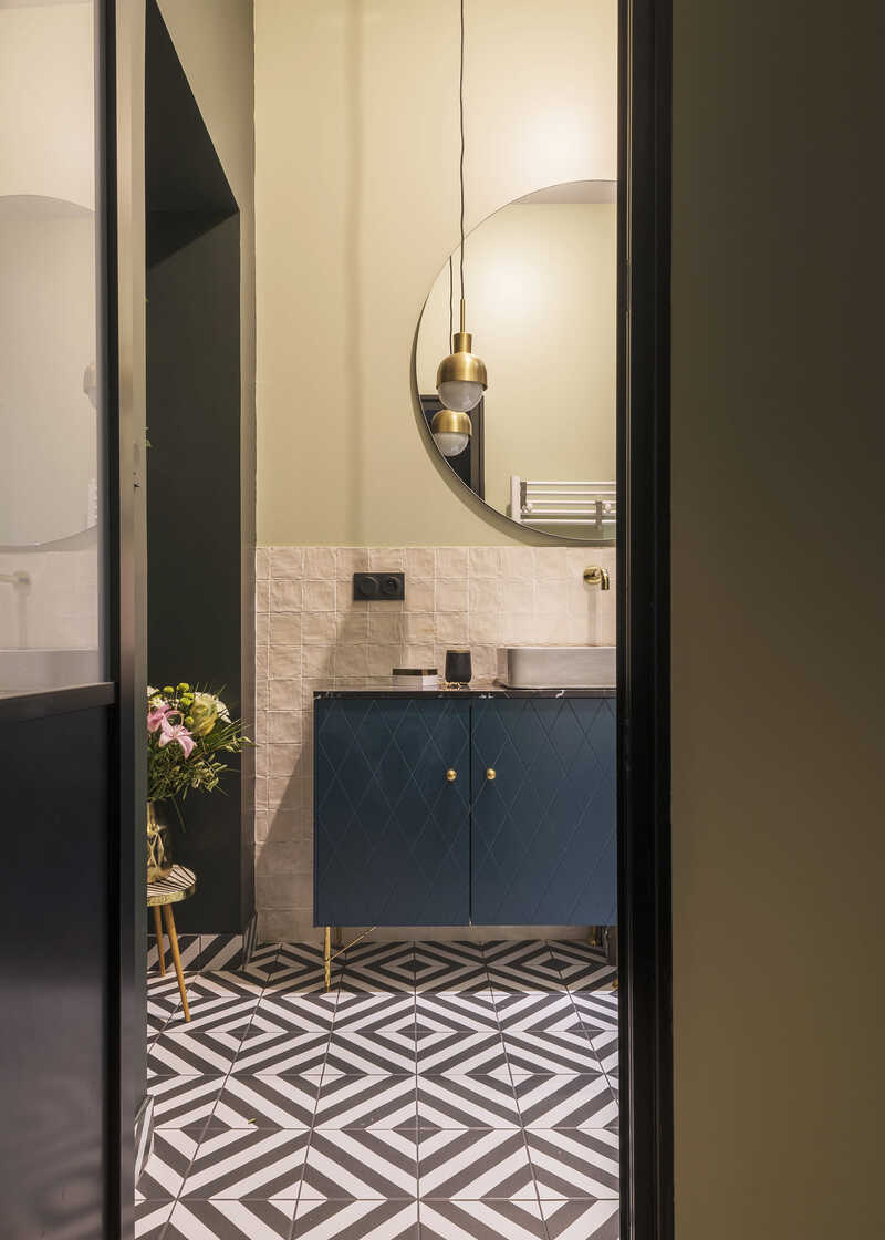 Functionele hoofdbadkamer met spiegel en meubilair