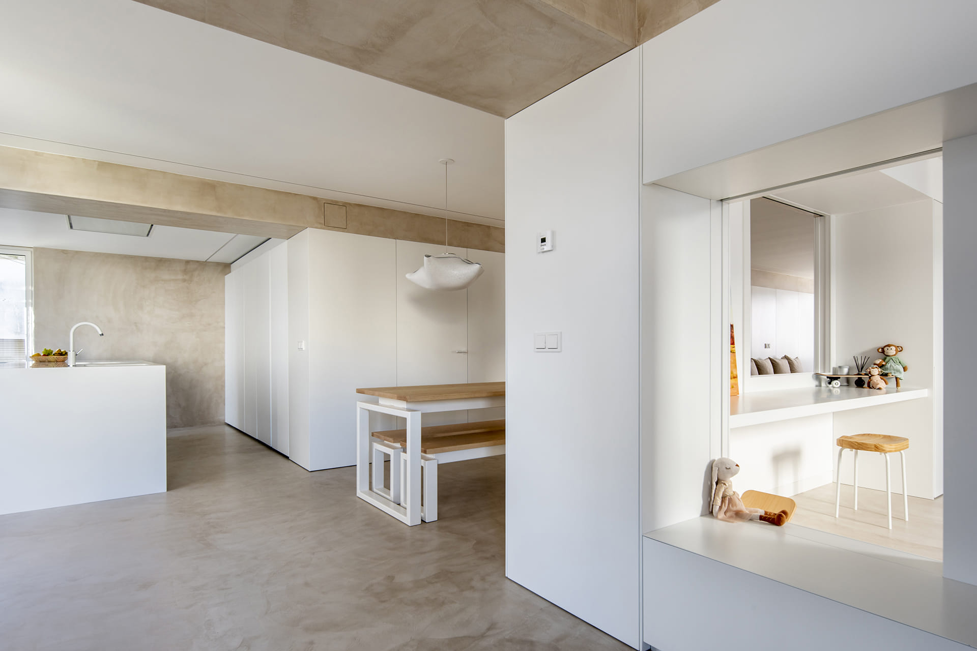 Cuisine blanche avec îlot ouverte sur le salon-salle à manger