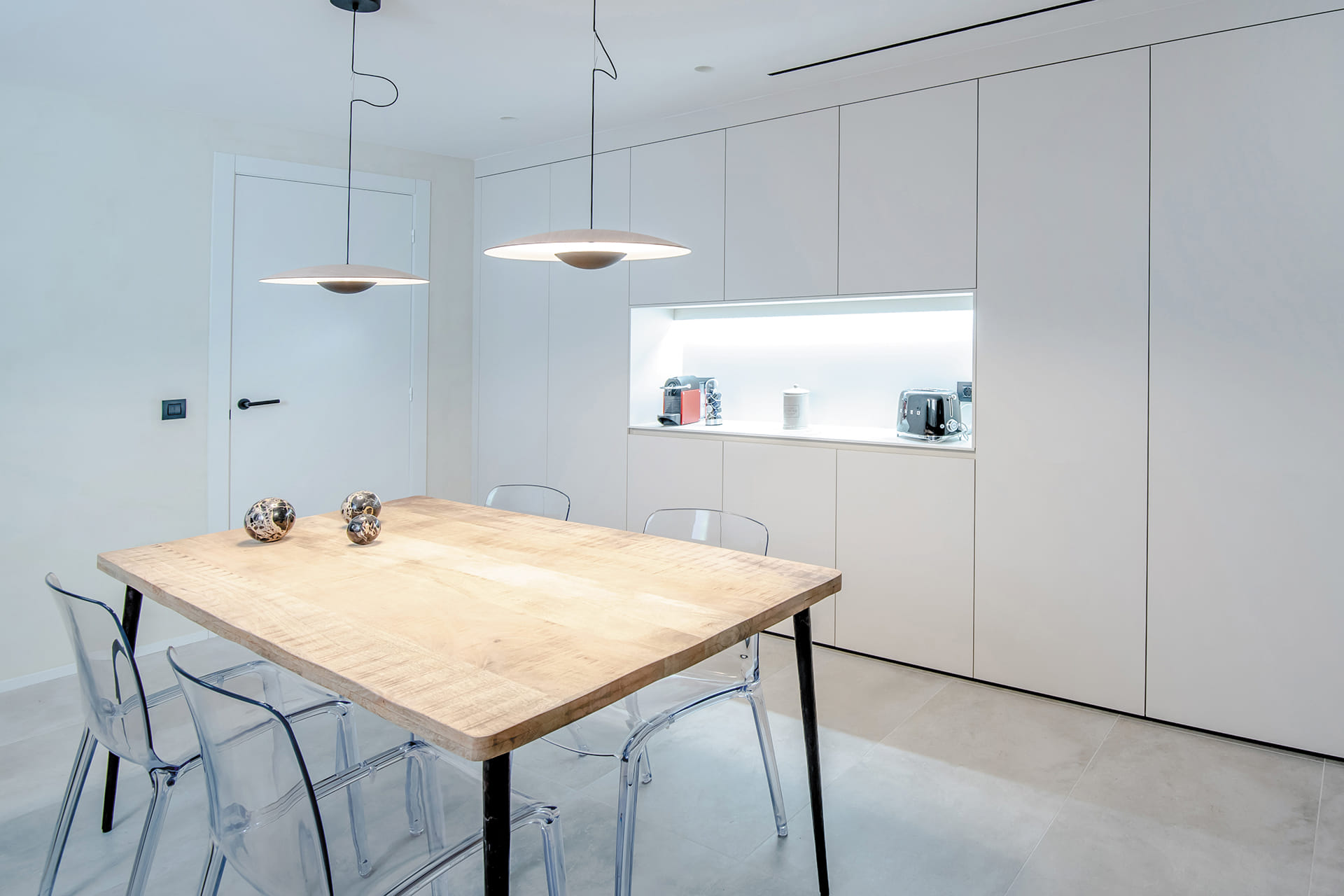 Cuisine blanche et grise avec table centrale