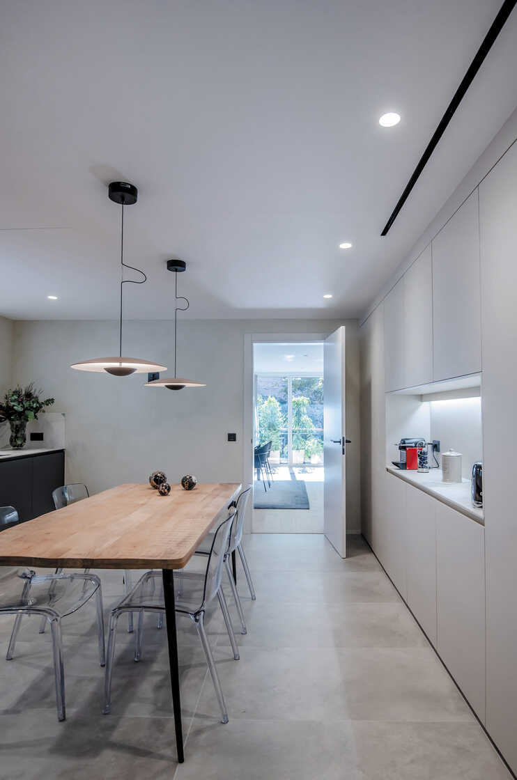 Cuisine blanche et grise avec table et éclairage
