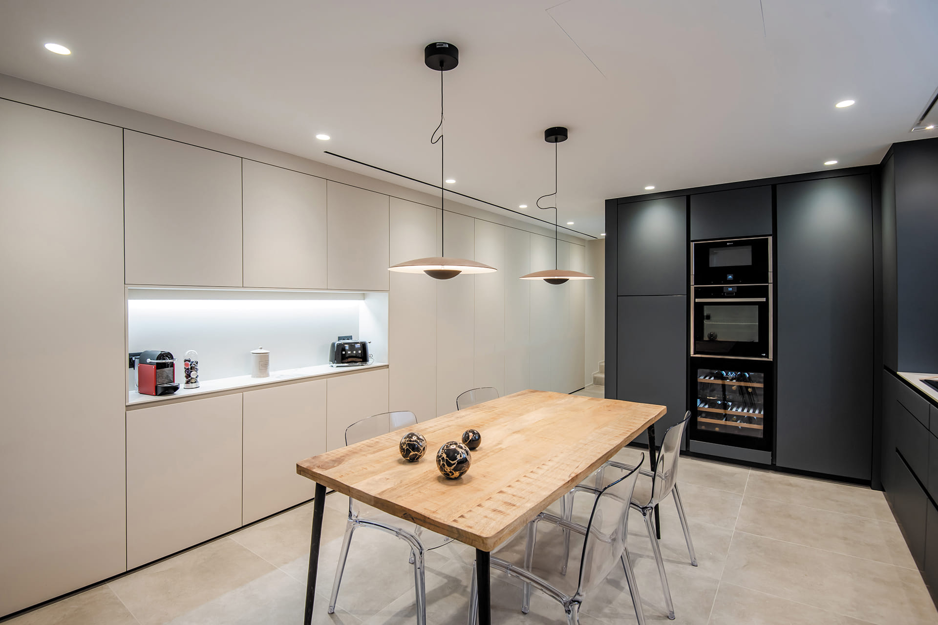 Cuisine blanche et grise avec meubles et armoires