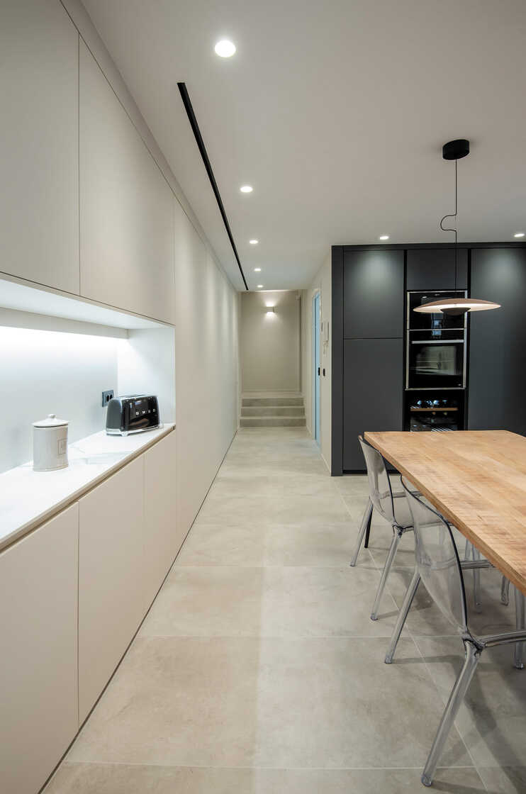 Cuisine blanche et grise avec office