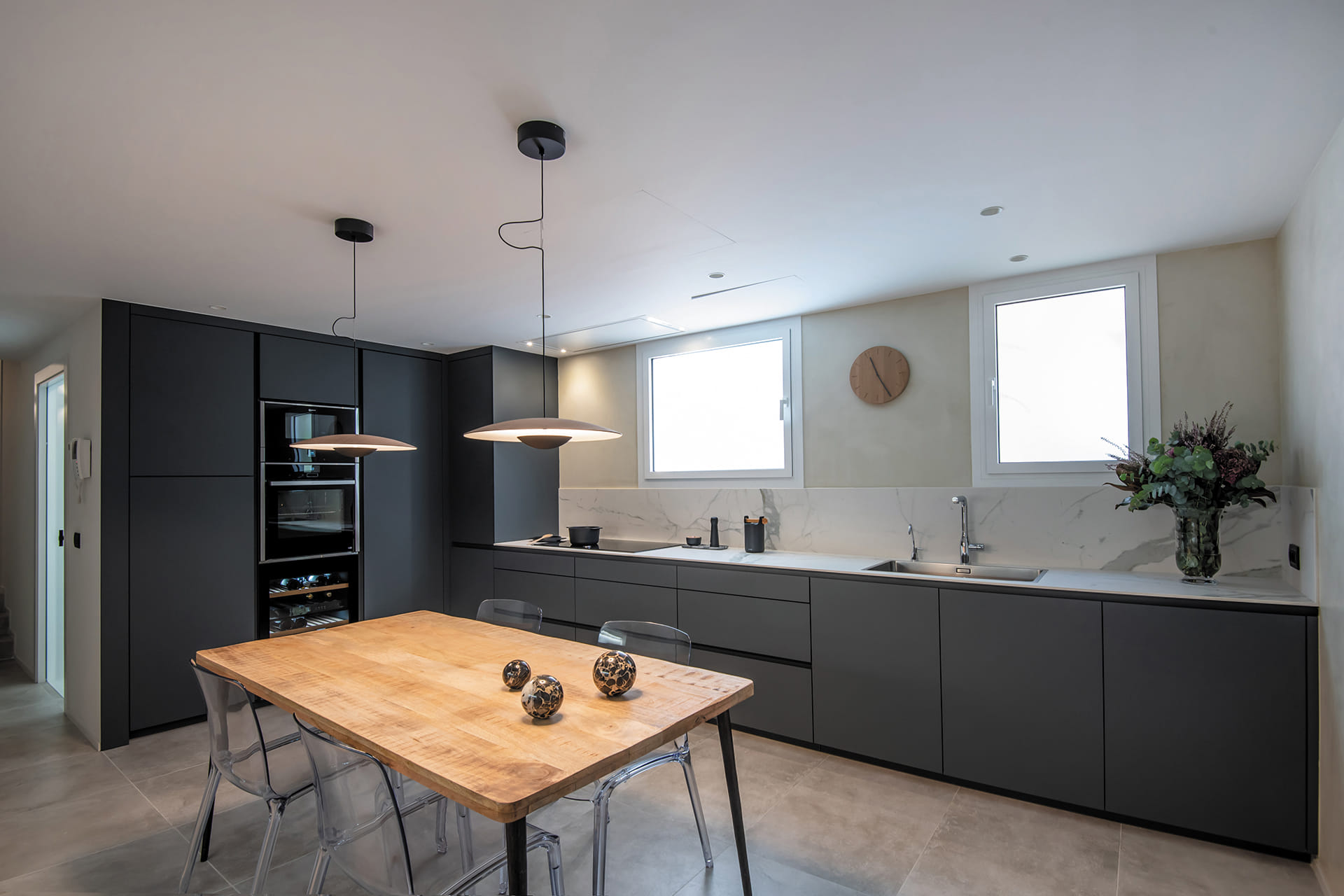 Cuisine en L blanche et grise