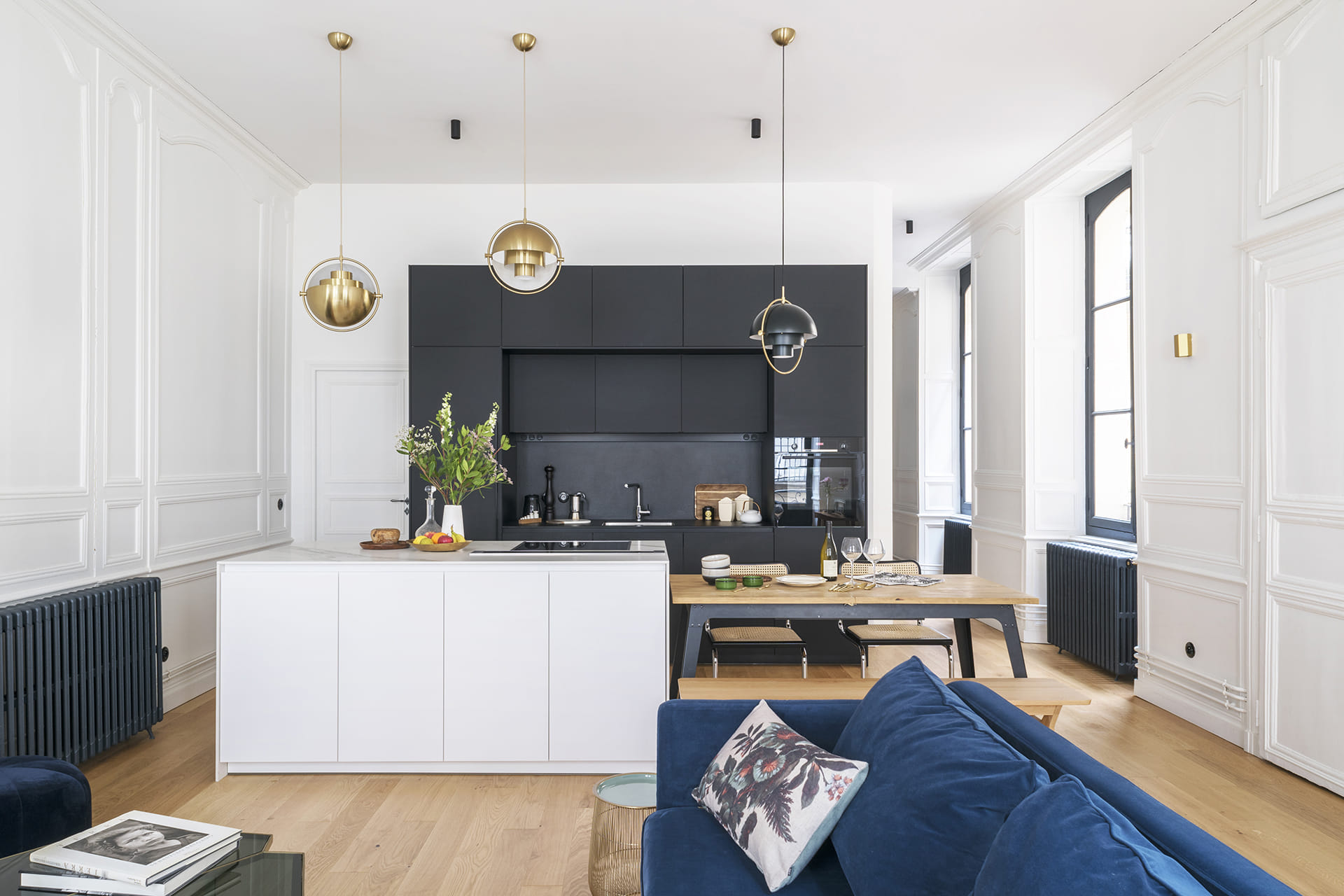 Zwart-witte open keuken van Santos met eiland naar de zit- en eetkamer