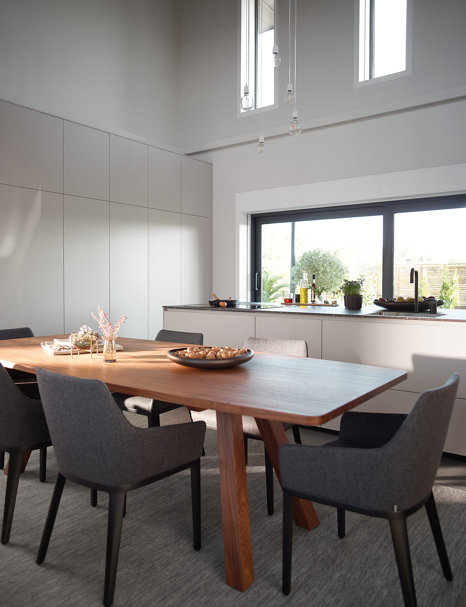 Cuisine avec îlot et table en bois